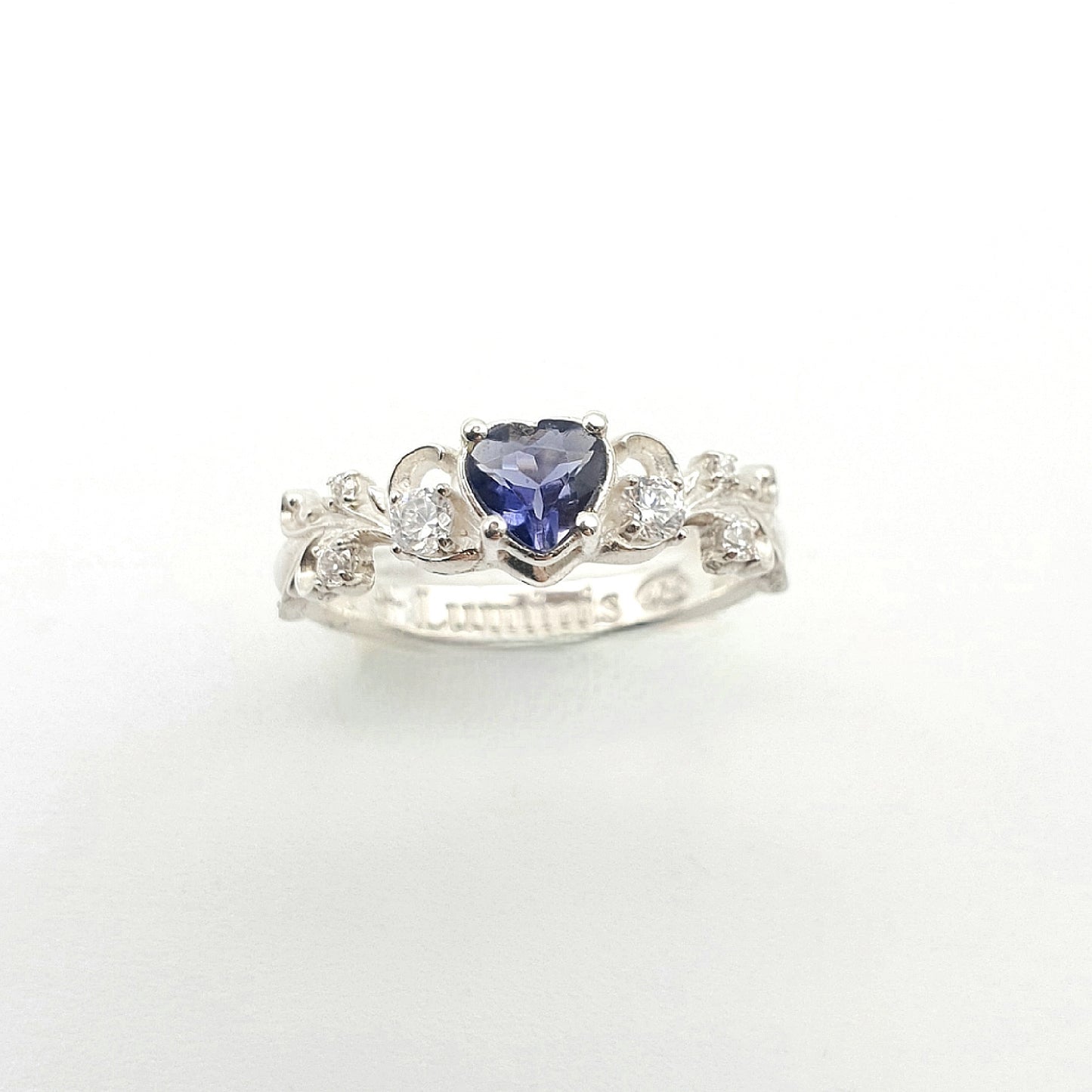 Anello in argento 925 con iolite taglio cuore, zirconi e decori barocchi.