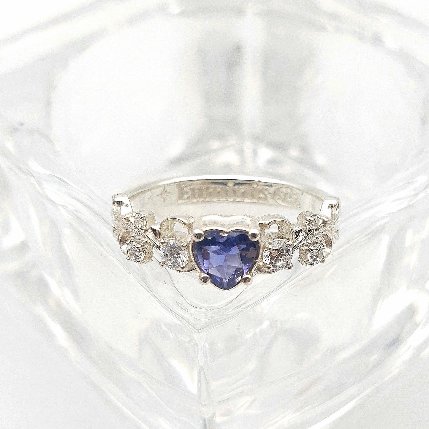 Anello in argento 925 con iolite taglio cuore, zirconi e decori barocchi.