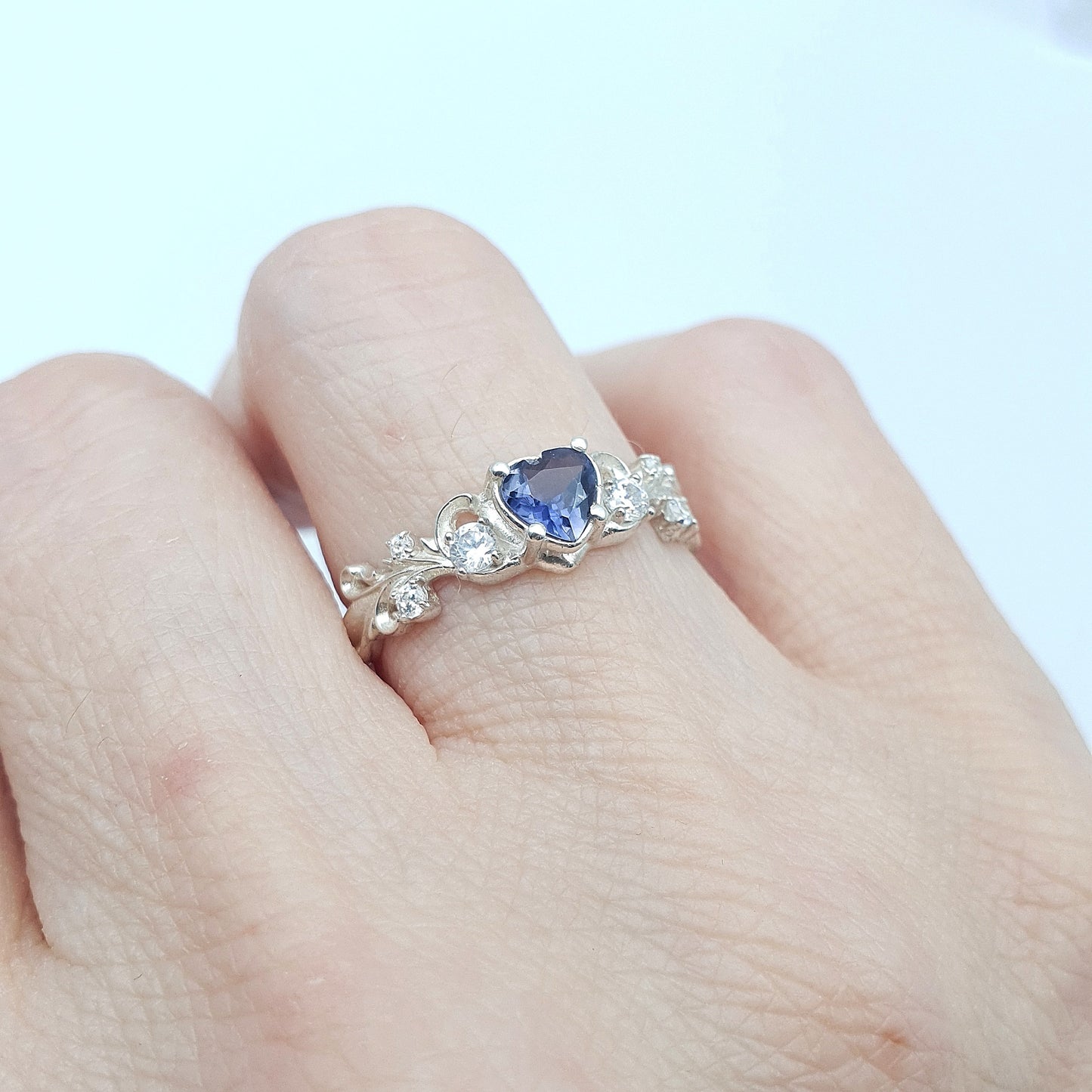 Anello in argento 925 con iolite taglio cuore, zirconi e decori barocchi.