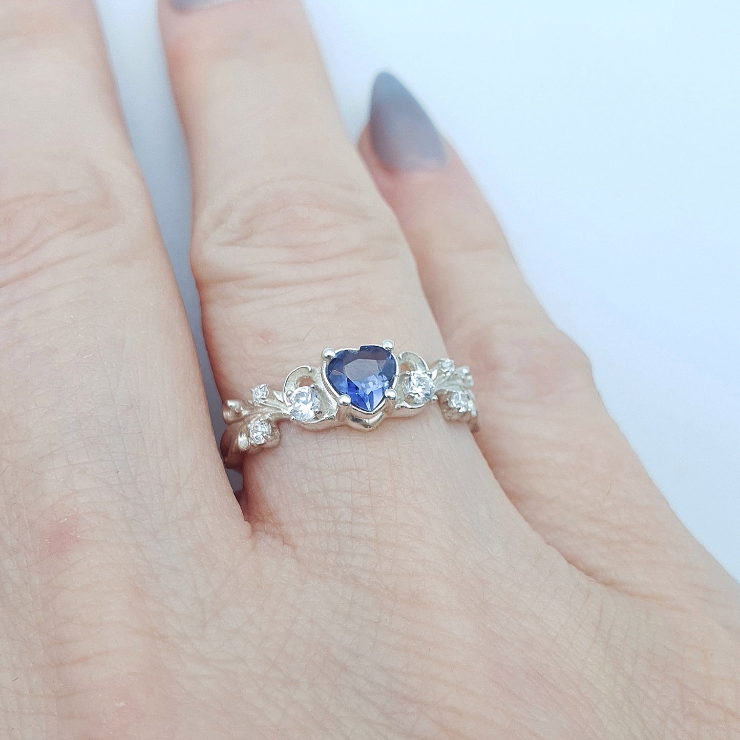 Anello in argento 925 con iolite taglio cuore, zirconi e decori barocchi.