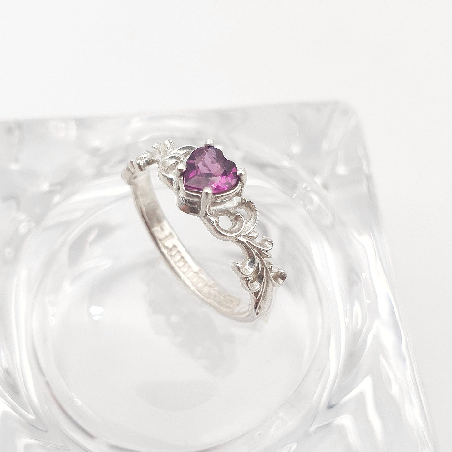 Anello in argento 925 con rodolite taglio cuore e decori barocchi.