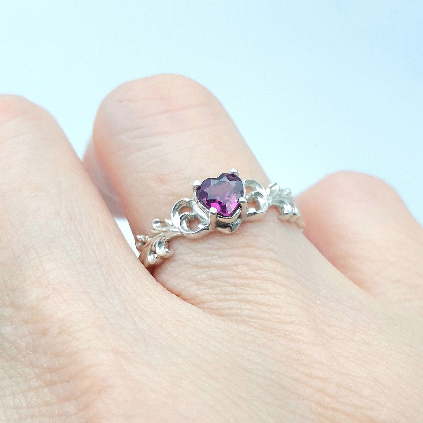 Anello in argento 925 con rodolite taglio cuore e decori barocchi.