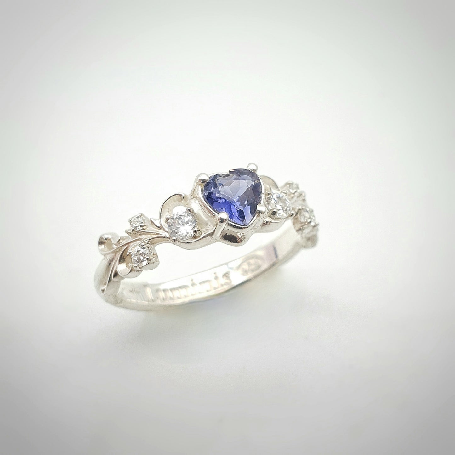 Anello in argento 925 con iolite taglio cuore, zirconi e decori barocchi.