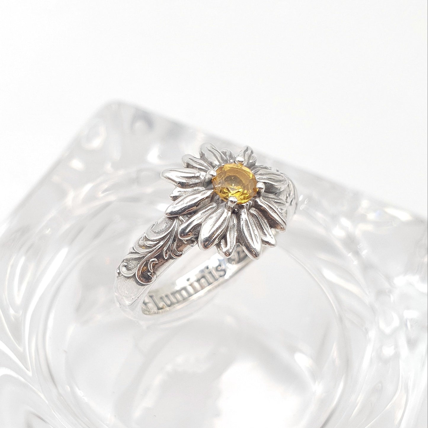 Anello in argento 925 con girasole e quarzo citrino taglio brillante, decorazioni barocche ai lati.