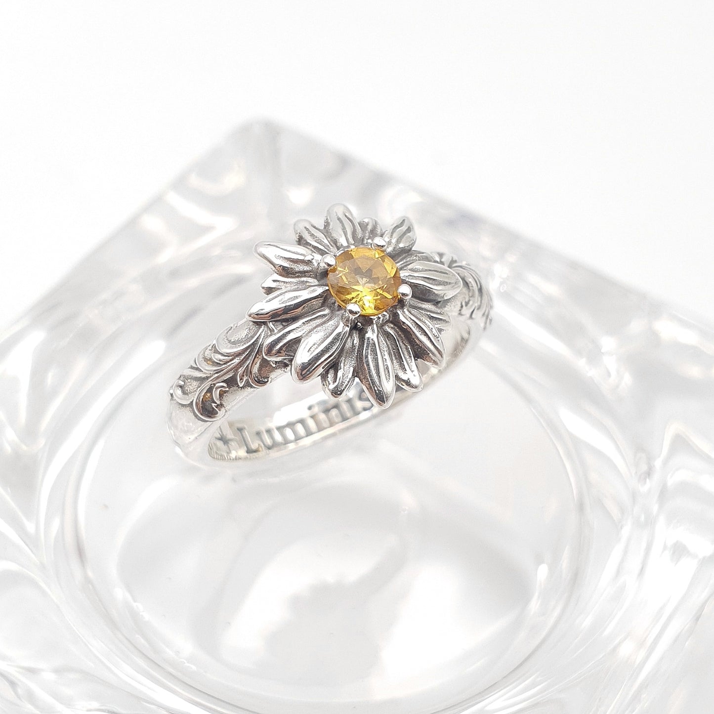 Anello in argento 925 con girasole e quarzo citrino taglio brillante, decorazioni barocche ai lati.