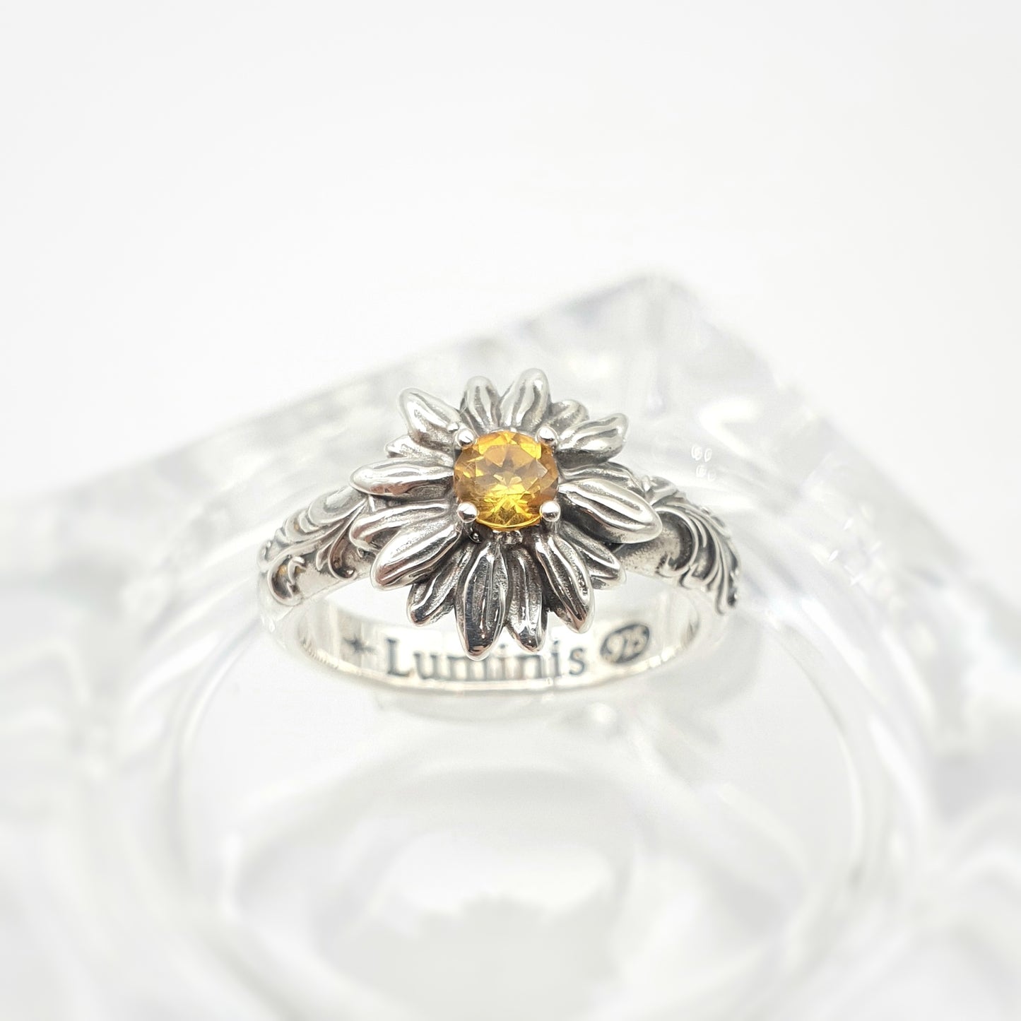 Anello in argento 925 con girasole e quarzo citrino taglio brillante, decorazioni barocche ai lati.