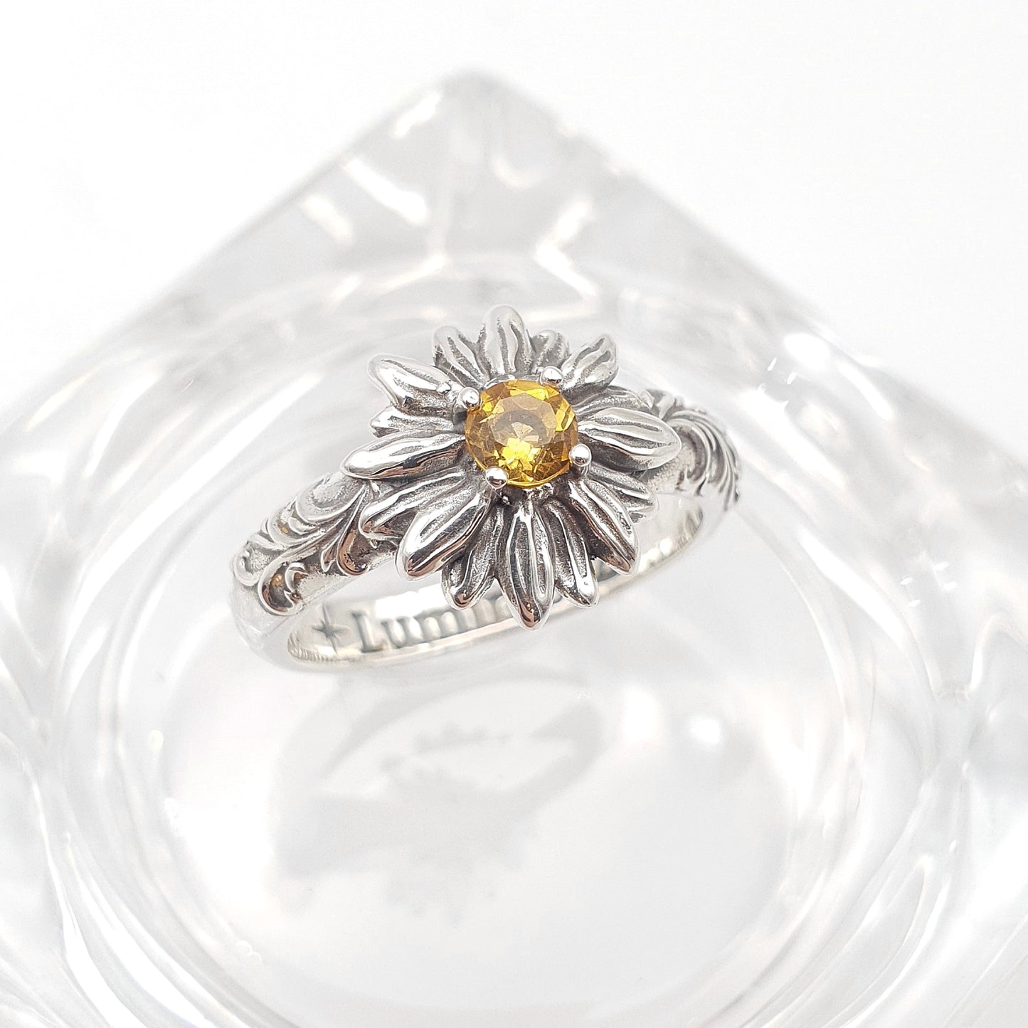 Anello in argento 925 con girasole e quarzo citrino taglio brillante, decorazioni barocche ai lati.