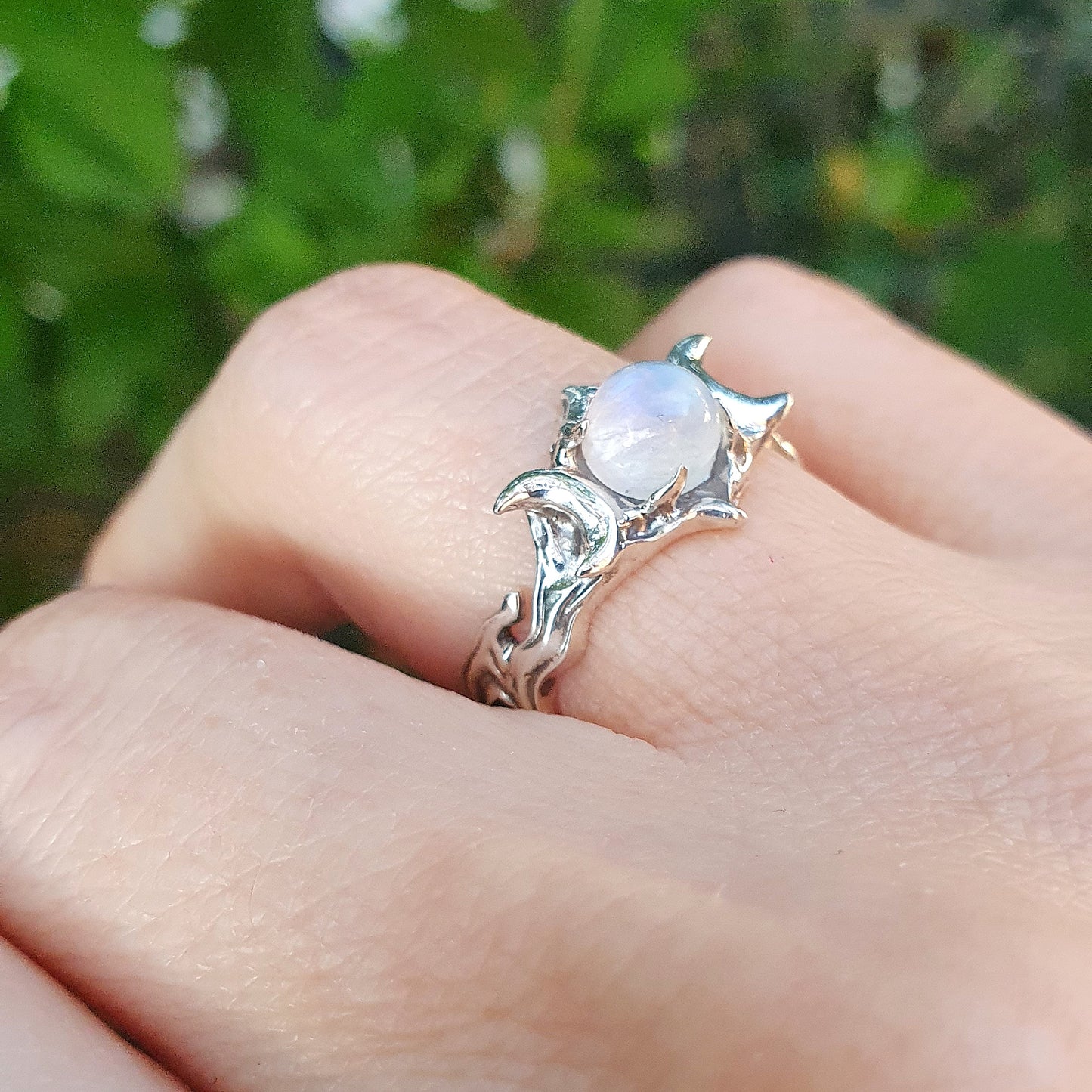 Anello in argento 925 con triplice luna, elemento centrale labradorite bianca cabochon, gambo con motivo organico e fumoso.