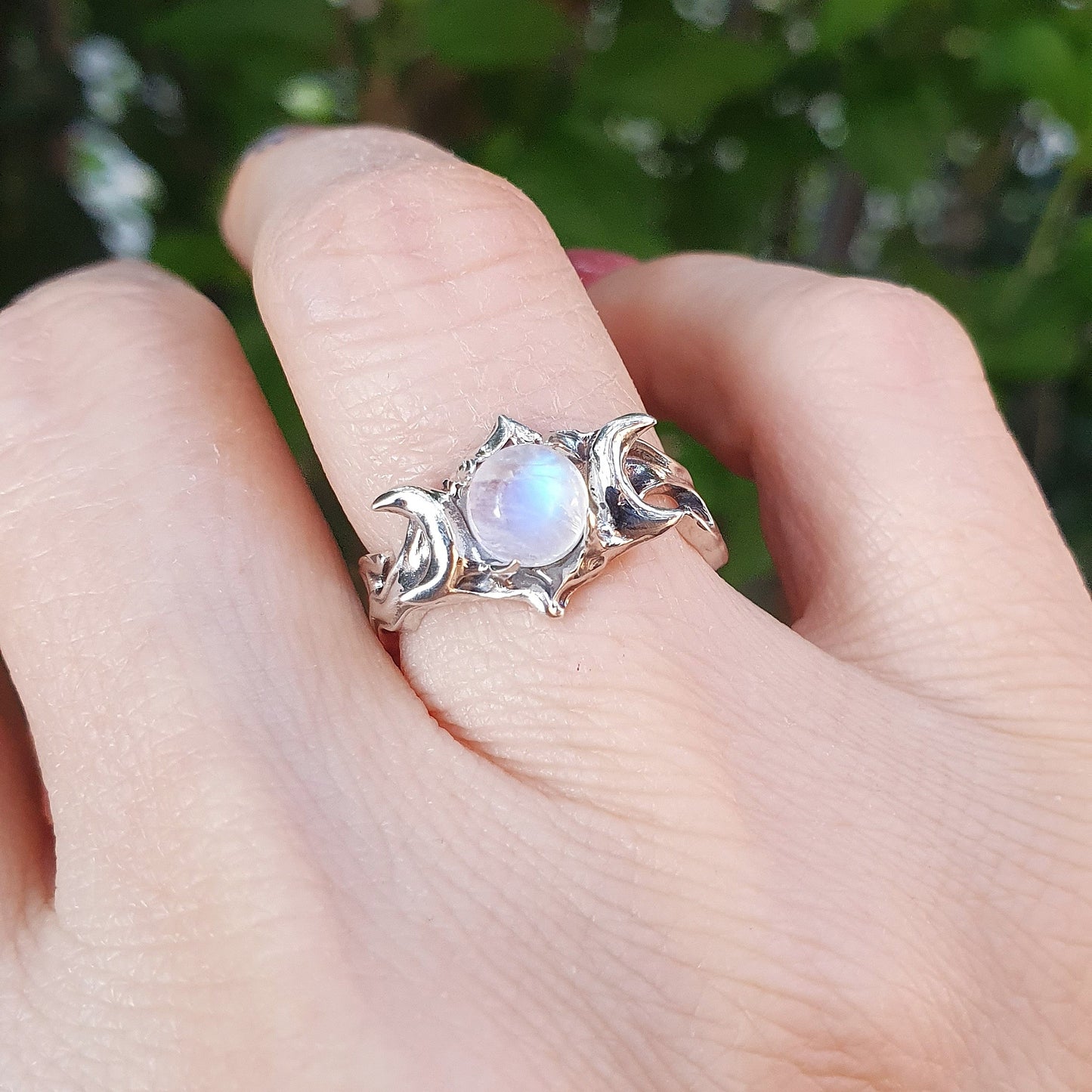 Anello in argento 925 con triplice luna, elemento centrale labradorite bianca cabochon, gambo con motivo organico e fumoso.