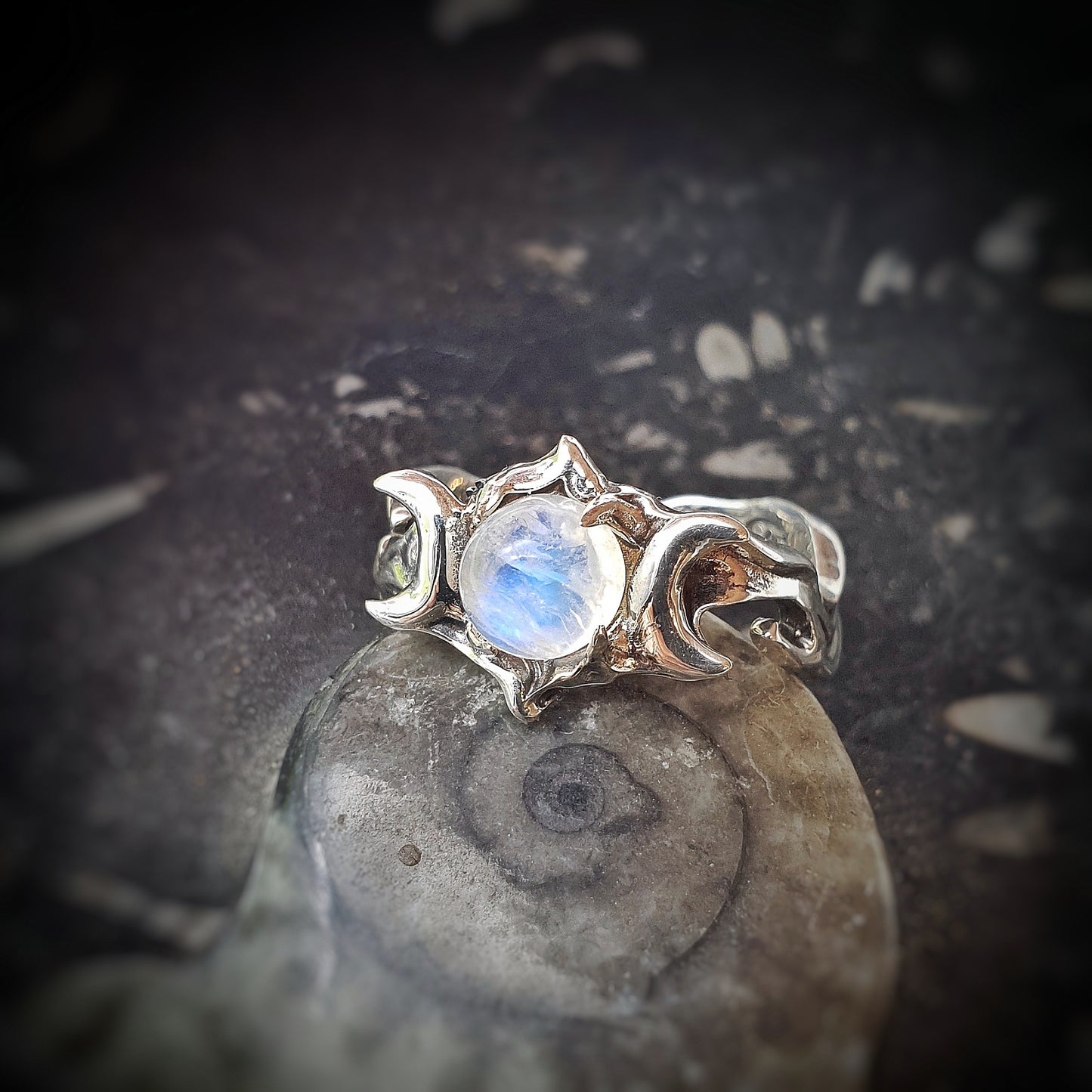 Anello in argento 925 con triplice luna, elemento centrale labradorite bianca cabochon, gambo con motivo organico e fumoso.
