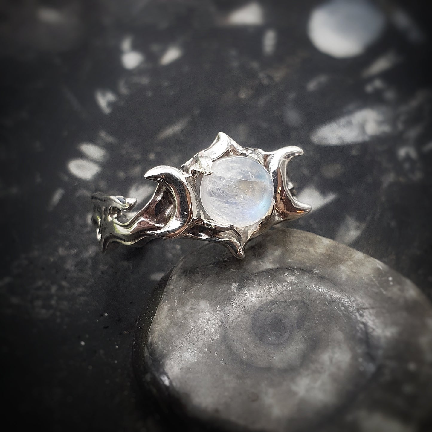 Anello in argento 925 con triplice luna, elemento centrale labradorite bianca cabochon, gambo con motivo organico e fumoso.