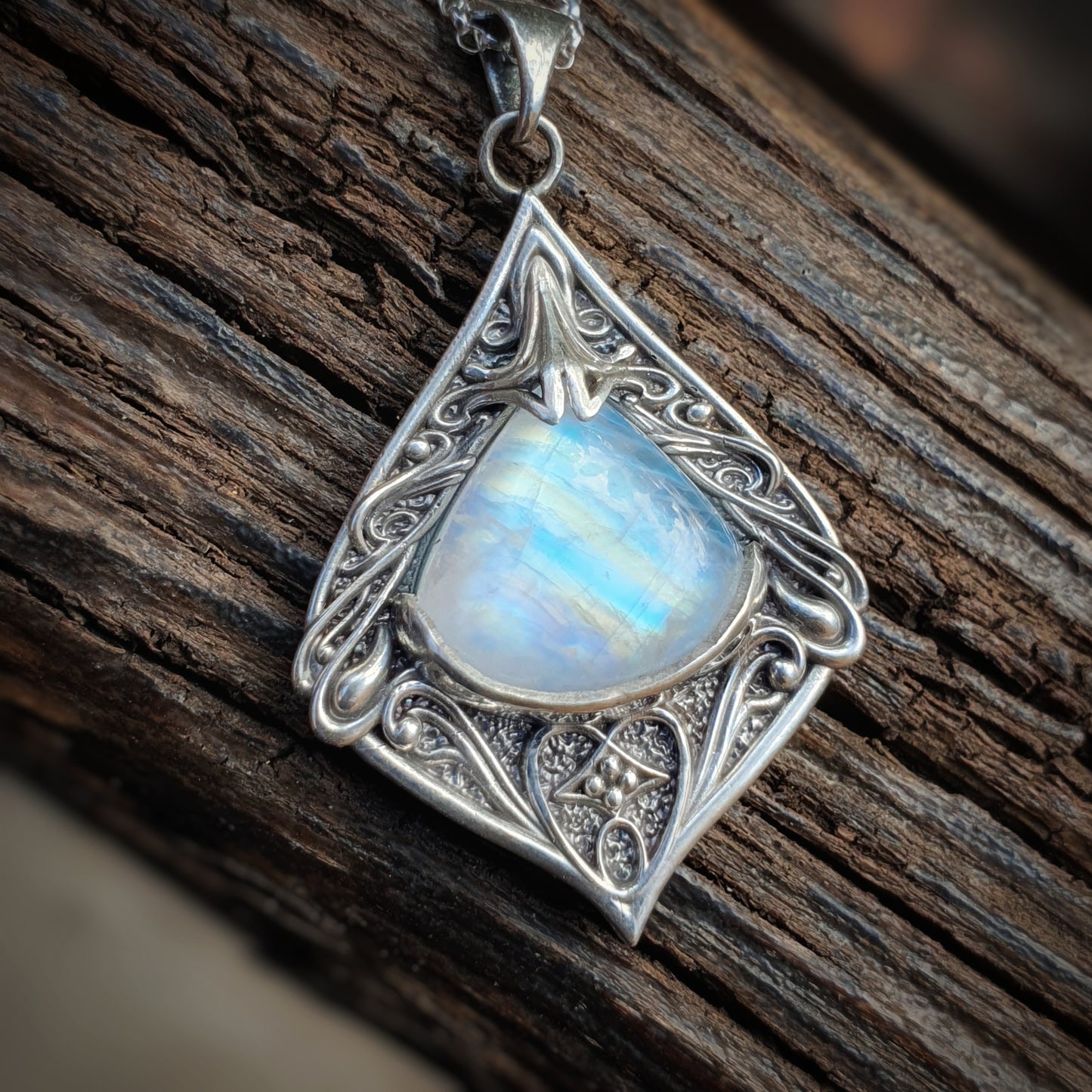 Ciondolo in argento 925 con labradorite bianca e decorazioni in stile fantasy-elfico.