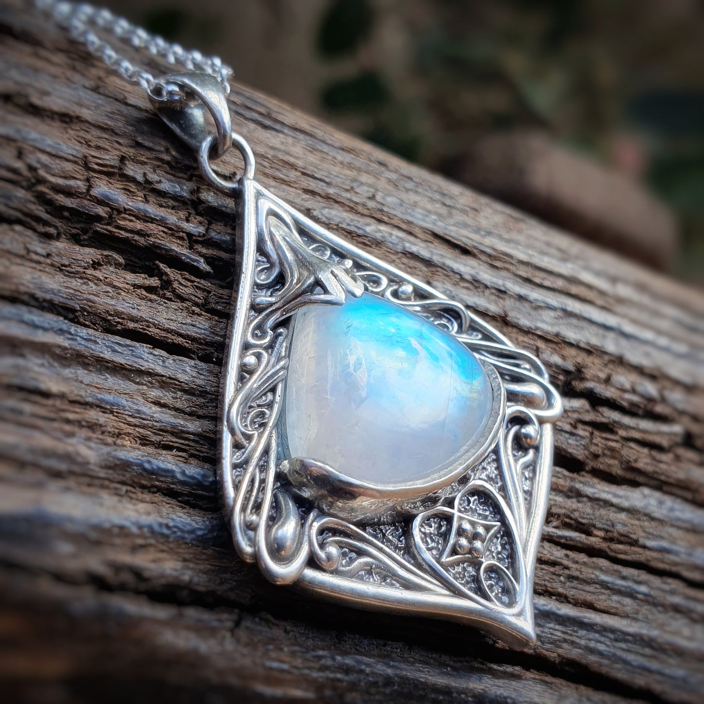Ciondolo in argento 925 con labradorite bianca e decorazioni in stile fantasy-elfico.