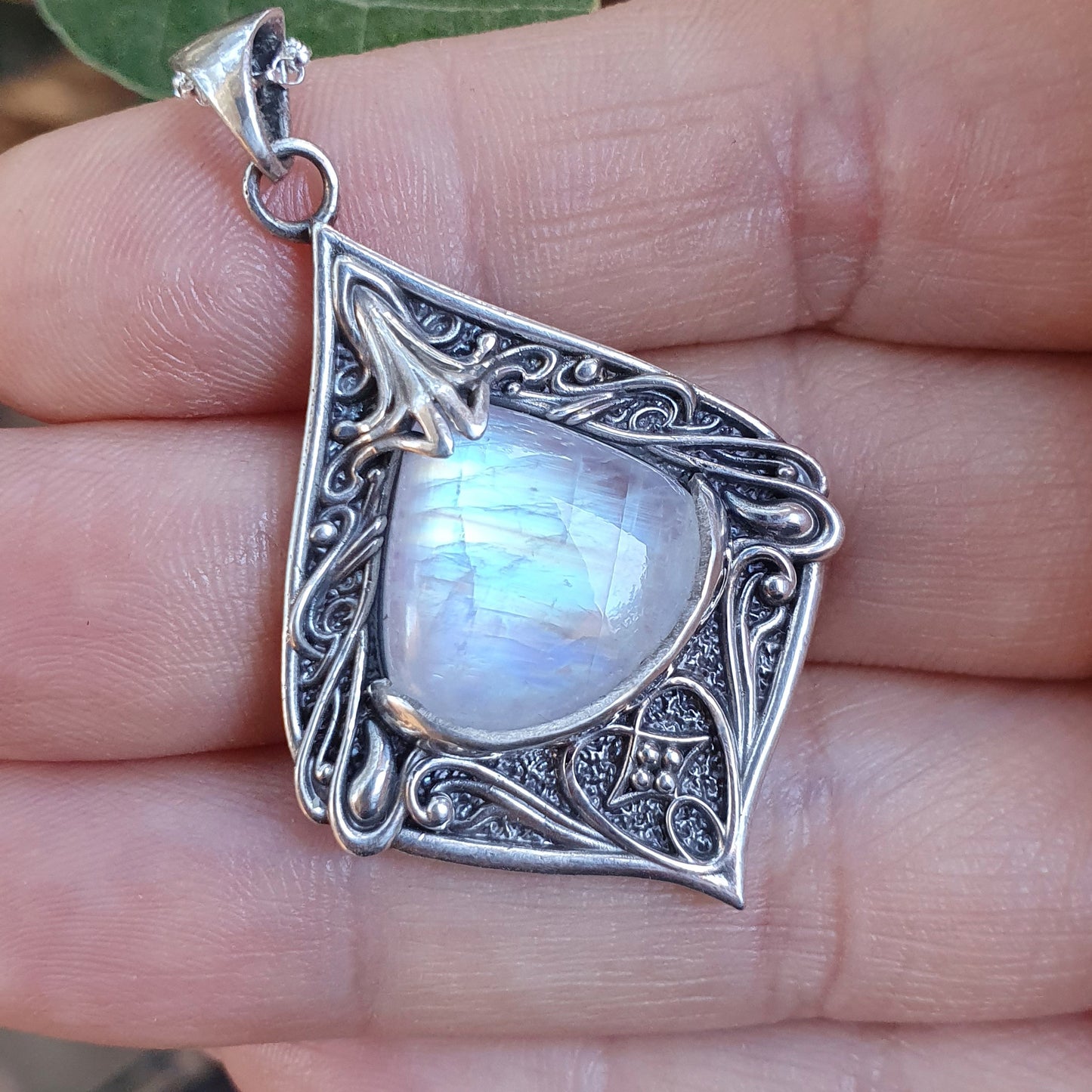 Ciondolo in argento 925 con labradorite bianca e decorazioni in stile fantasy-elfico.
