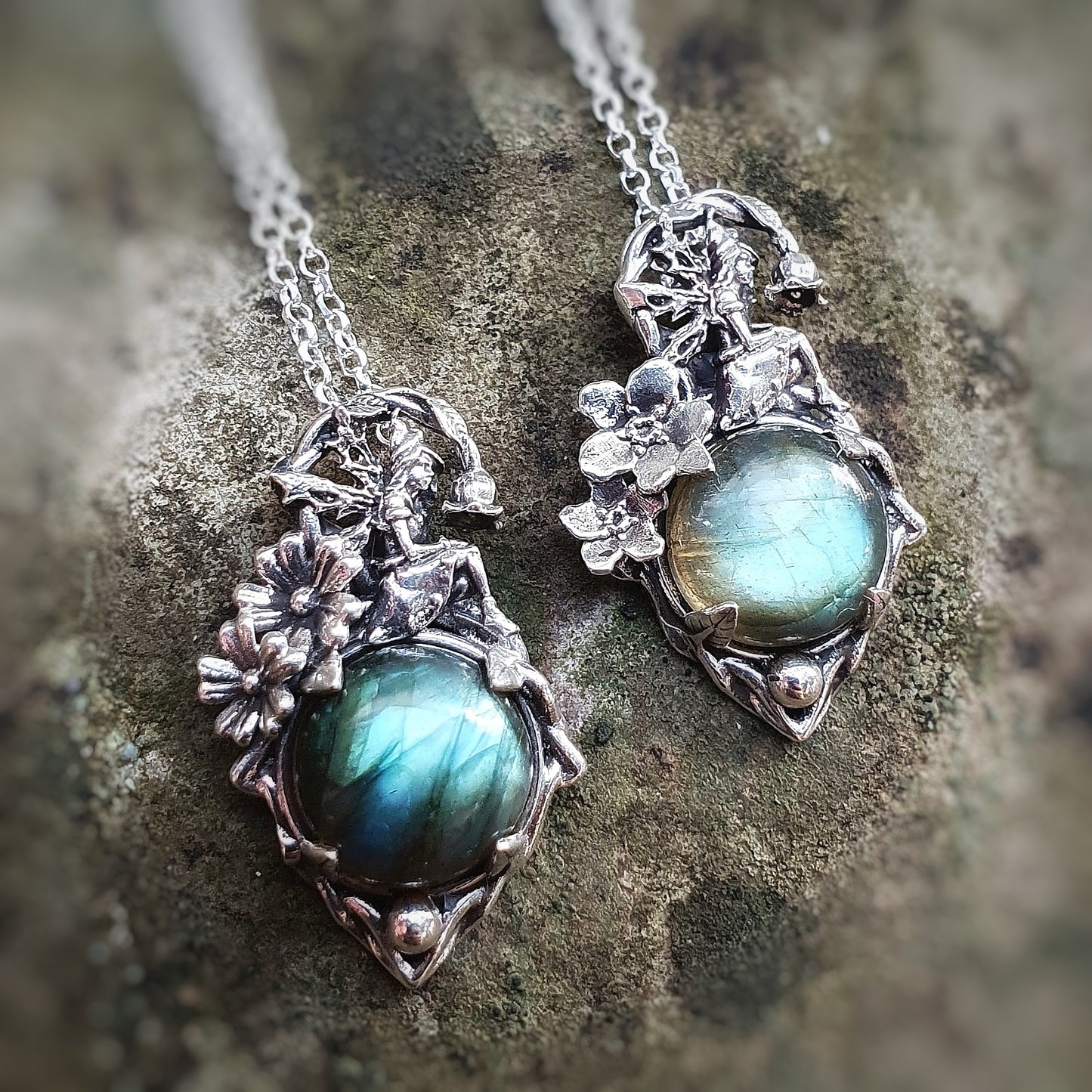 Ciondoli in argento 925 con cabochon di labradorite multicolor, una fata e decorazioni floreali di viola, myosothis e primula.