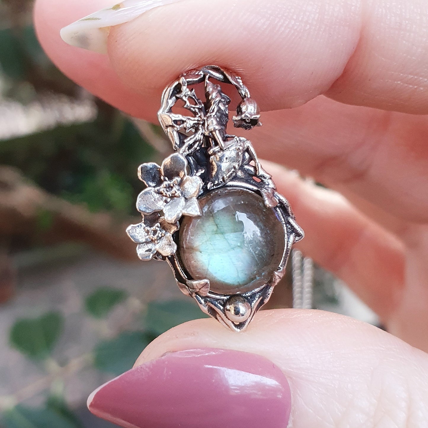 Ciondoli in argento 925 con cabochon di labradorite multicolor, una fata e decorazioni floreali di myosothis.