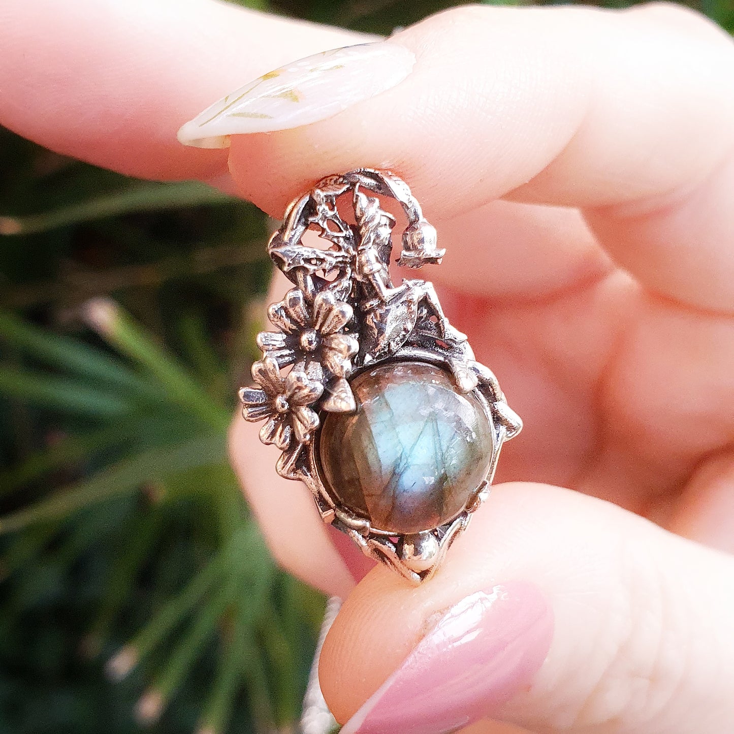 Ciondoli in argento 925 con cabochon di labradorite multicolor, una fata e decorazioni floreali di primule.