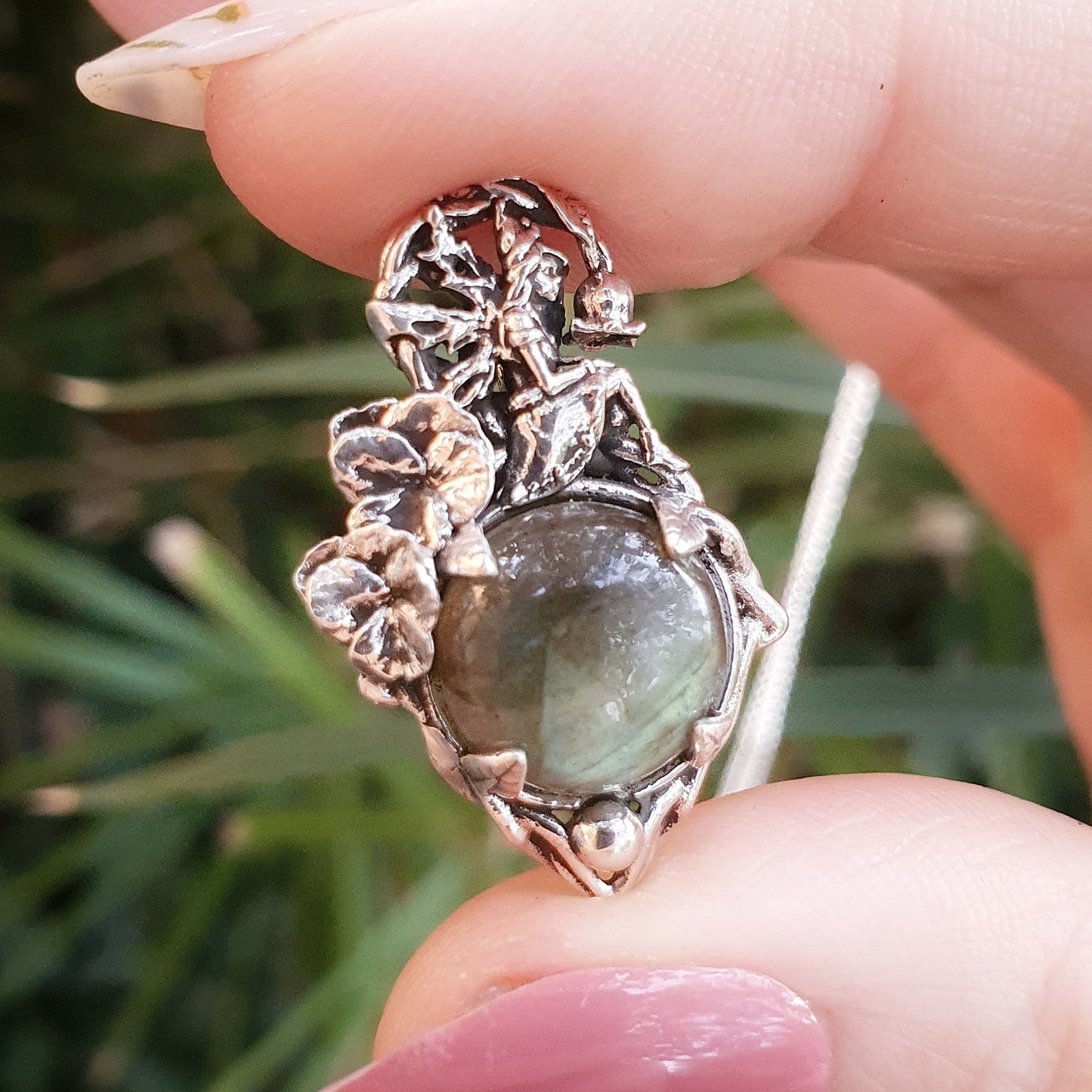 Ciondoli in argento 925 con cabochon di labradorite multicolor, una fata e decorazioni floreali di viole.