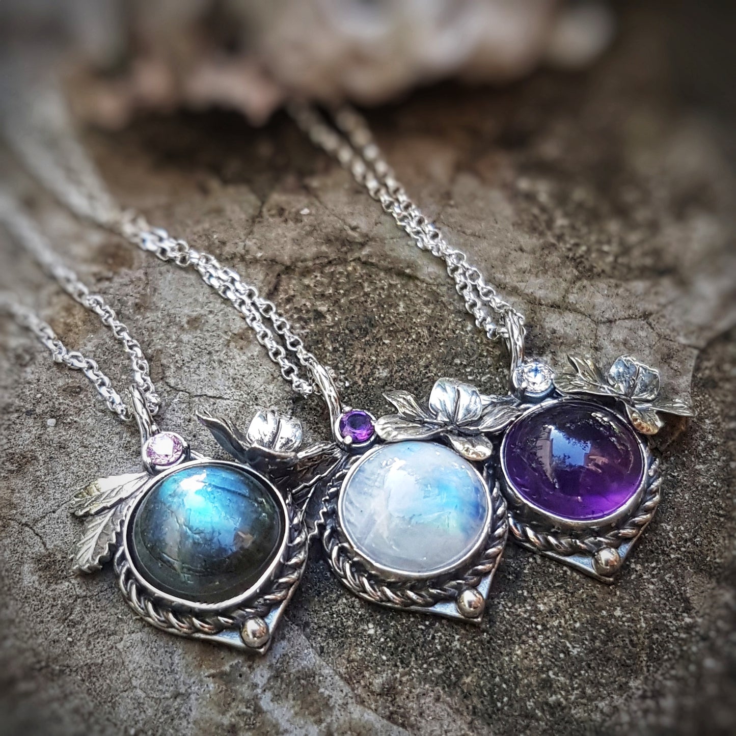 Ciondolo in argento 925 sterling con labradorite blu, labradorite bianca, ametista, disegno floreale, potentilla.