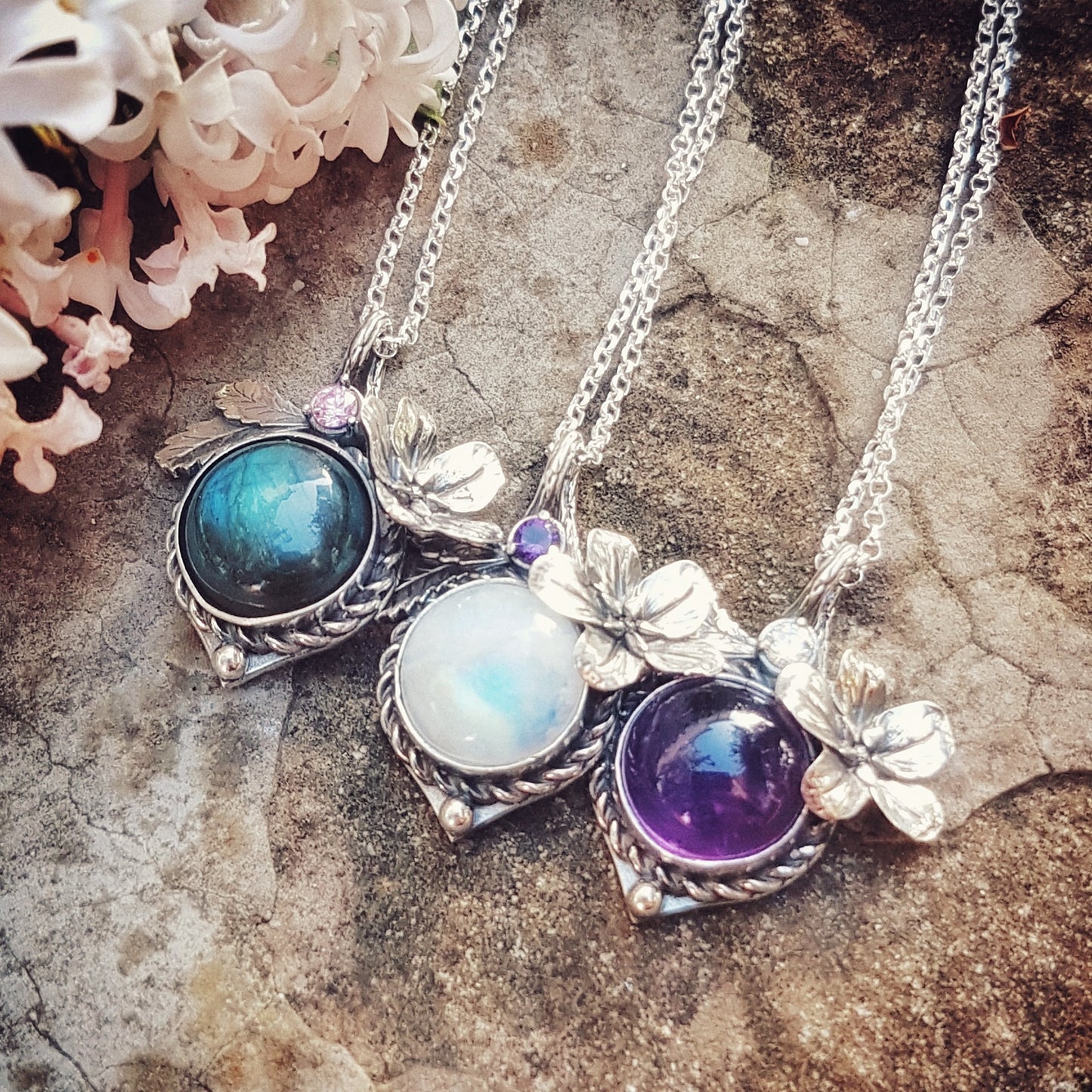 Ciondolo in argento 925 sterling con labradorite blu, labradorite bianca, ametista, disegno floreale, potentilla.
