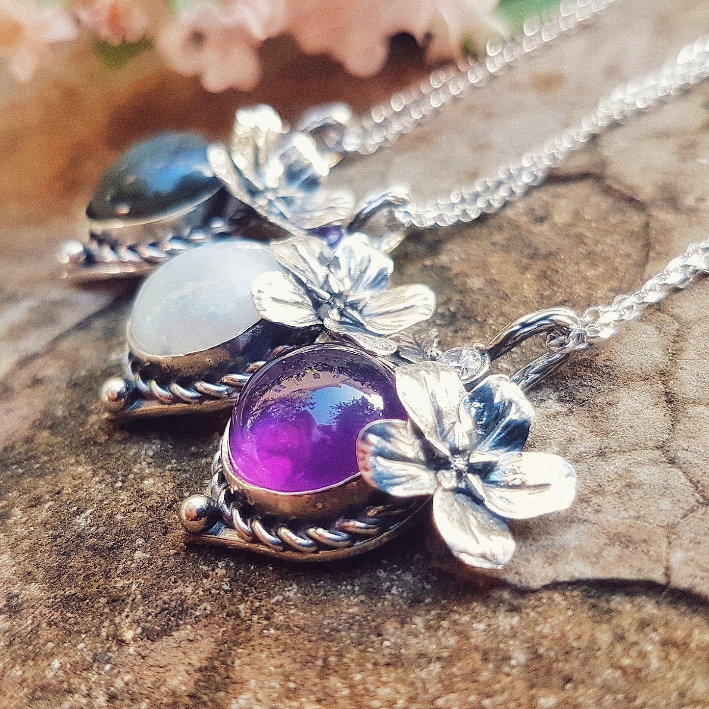 Ciondolo in argento 925 sterling con labradorite blu, labradorite bianca, ametista, disegno floreale, potentilla.