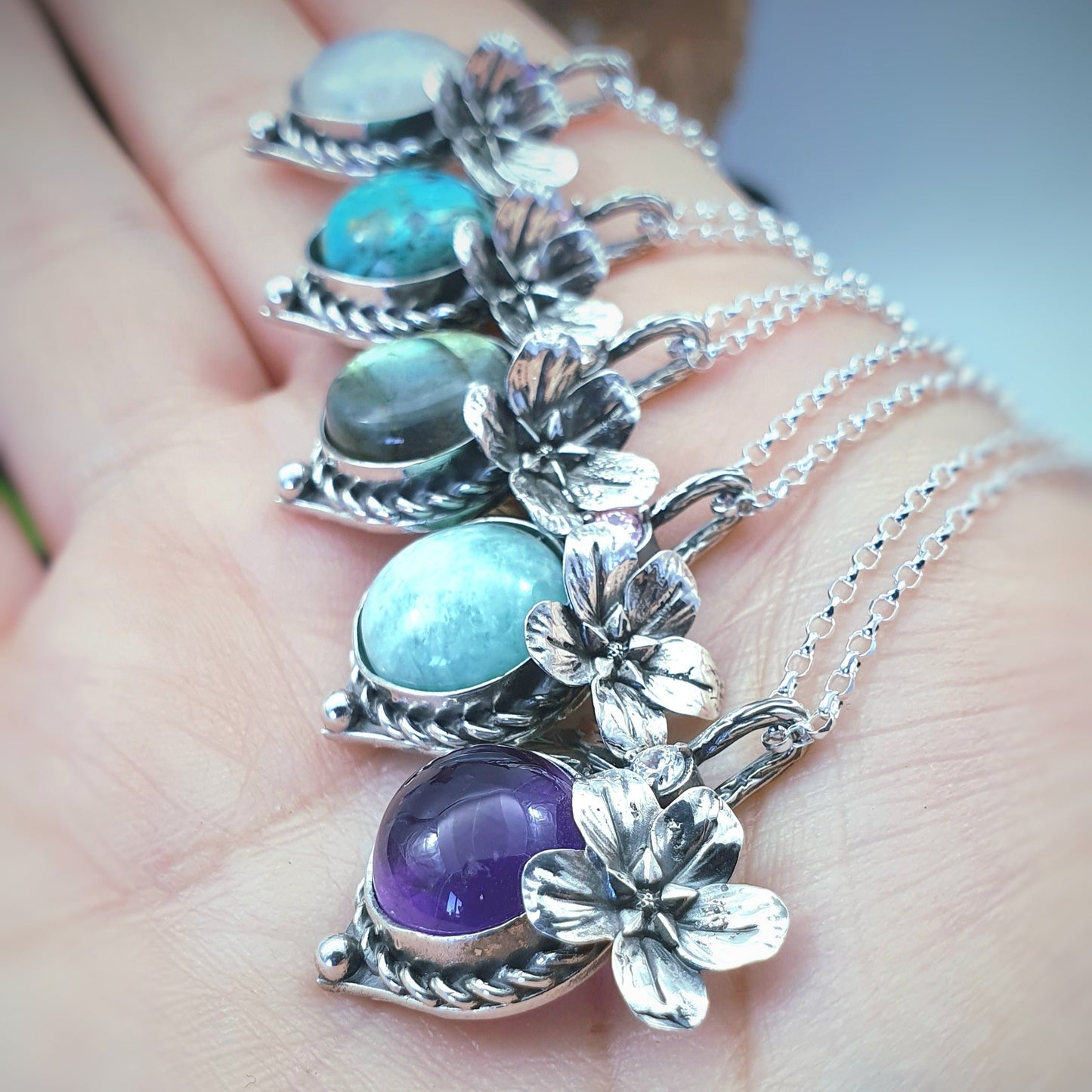 Ciondolo in argento 925 sterling con labradorite blu, labradorite bianca, ametista, disegno floreale, potentilla.