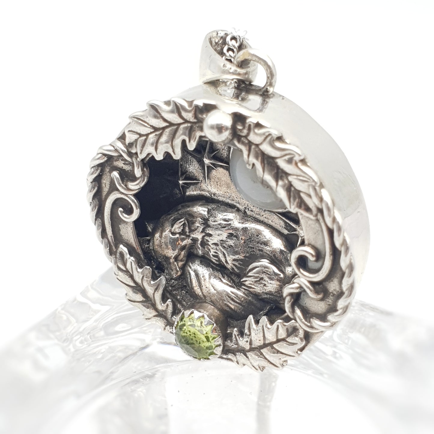 Ciondolo incassato in argento 925 con labradorite bianca e peridoto, raffigura una volpe che dorme sotto un cielo stellato, avvolta in decorazioni di foglie di quercia e riccioli.