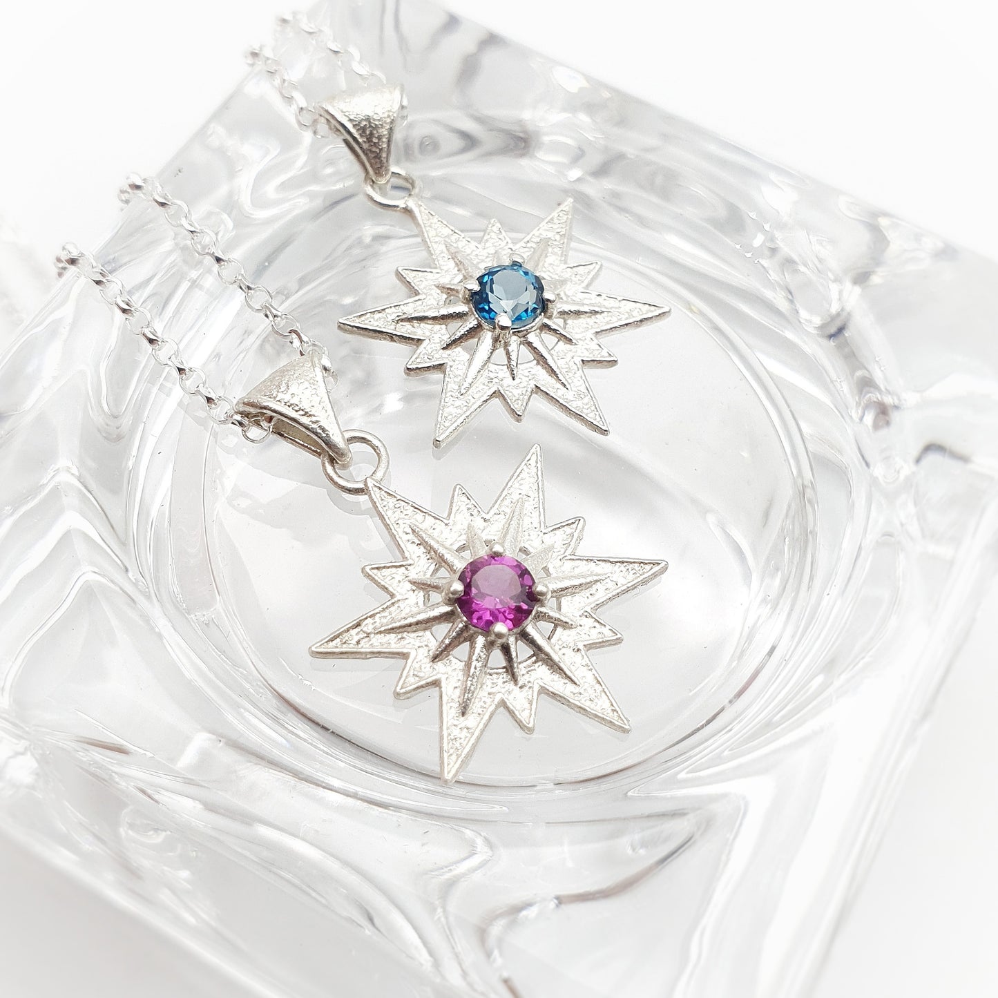 Ciondoli in argento 925 raffigurante la stella di Betlemme, con rodolite e topazio blu london taglio brillante.