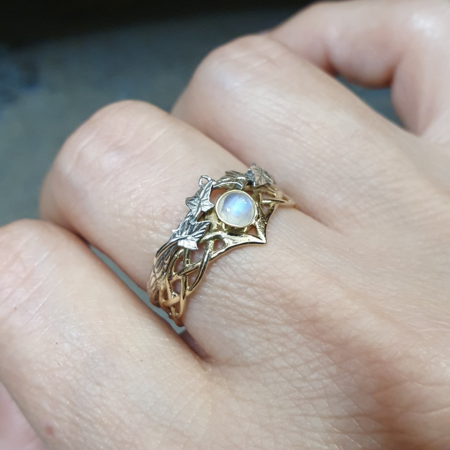 Fede in argento e oro 14kt con labradorite, indossata al dito