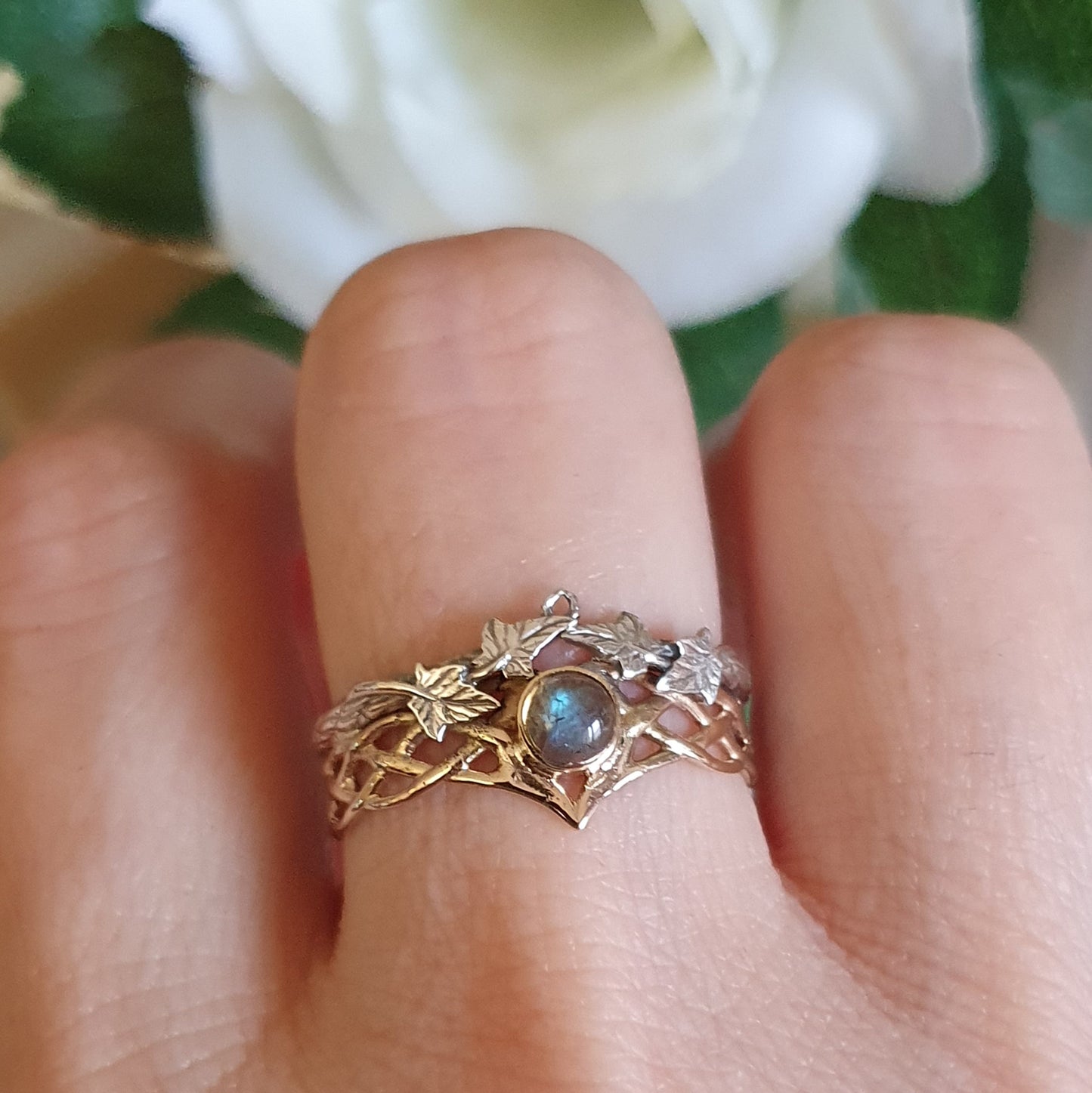 Fede in argento e oro 14kt con labradorite, indossata al dito.