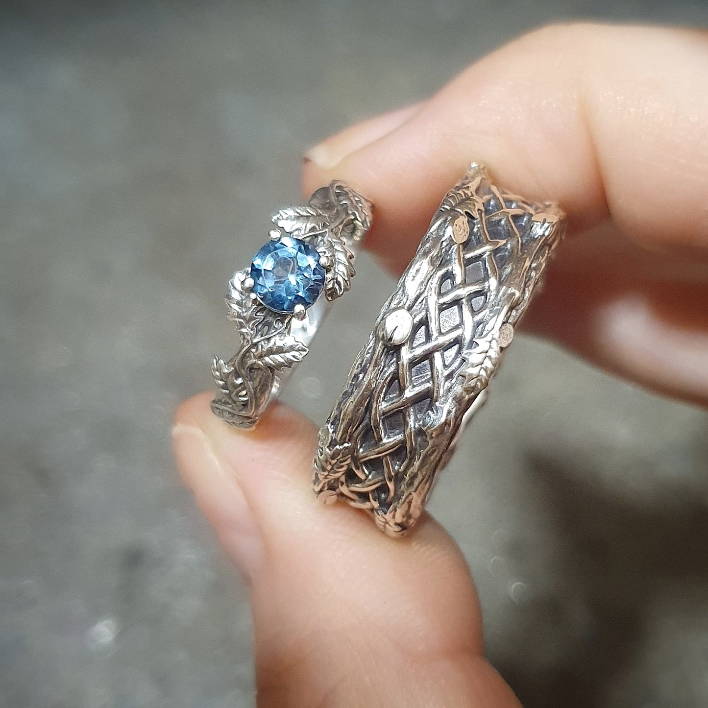 Fedi in argento .925 con rametti e foglie di quercia, topazio blue london sulla fede di lei.