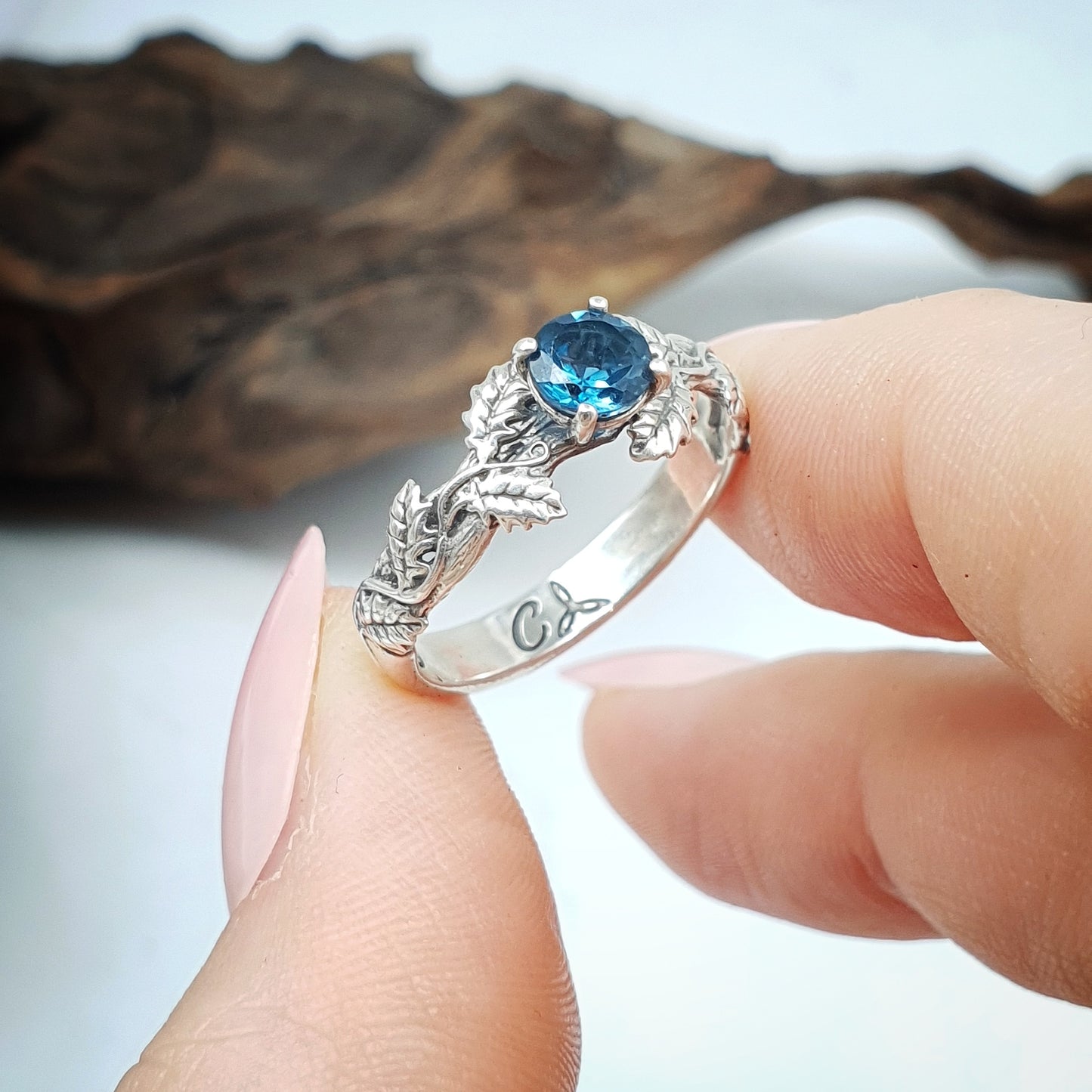 Fede in argento .925 con rametti e foglie di quercia, pietra topazio blue london.