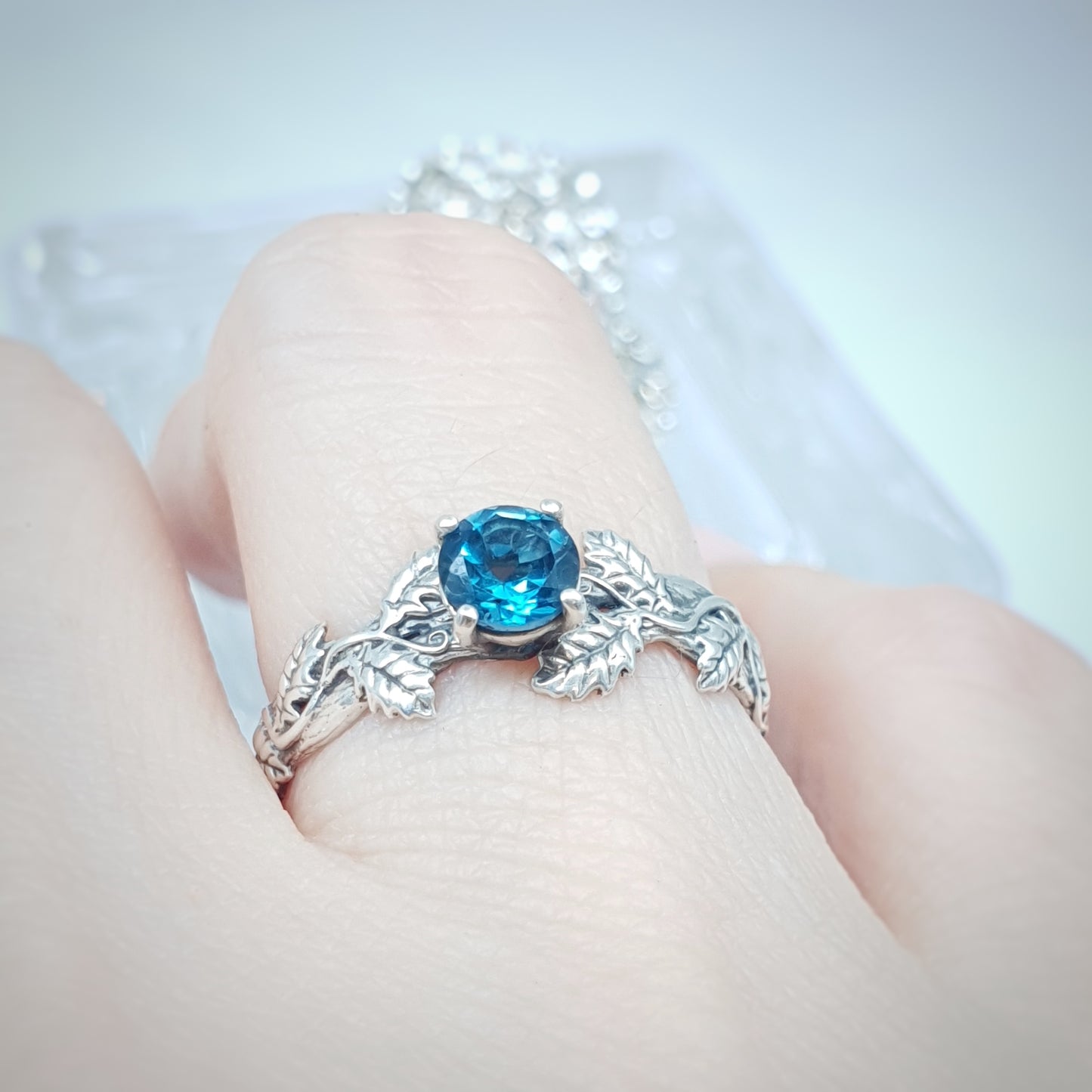 Fede in argento .925 con rametti e foglie di quercia, pietra topazio blue london.