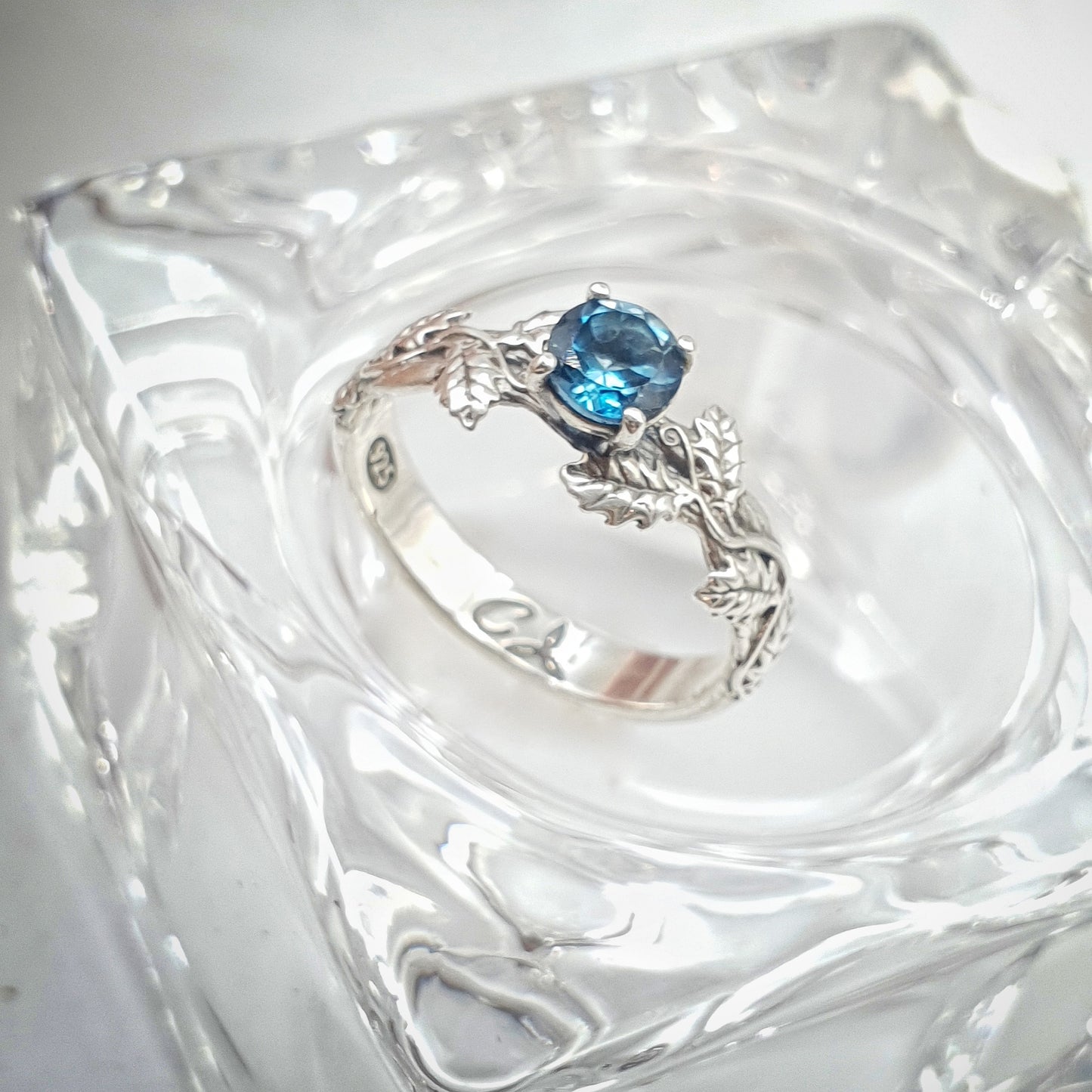 Fede in argento .925 con rametti e foglie di quercia, pietra topazio blue london.