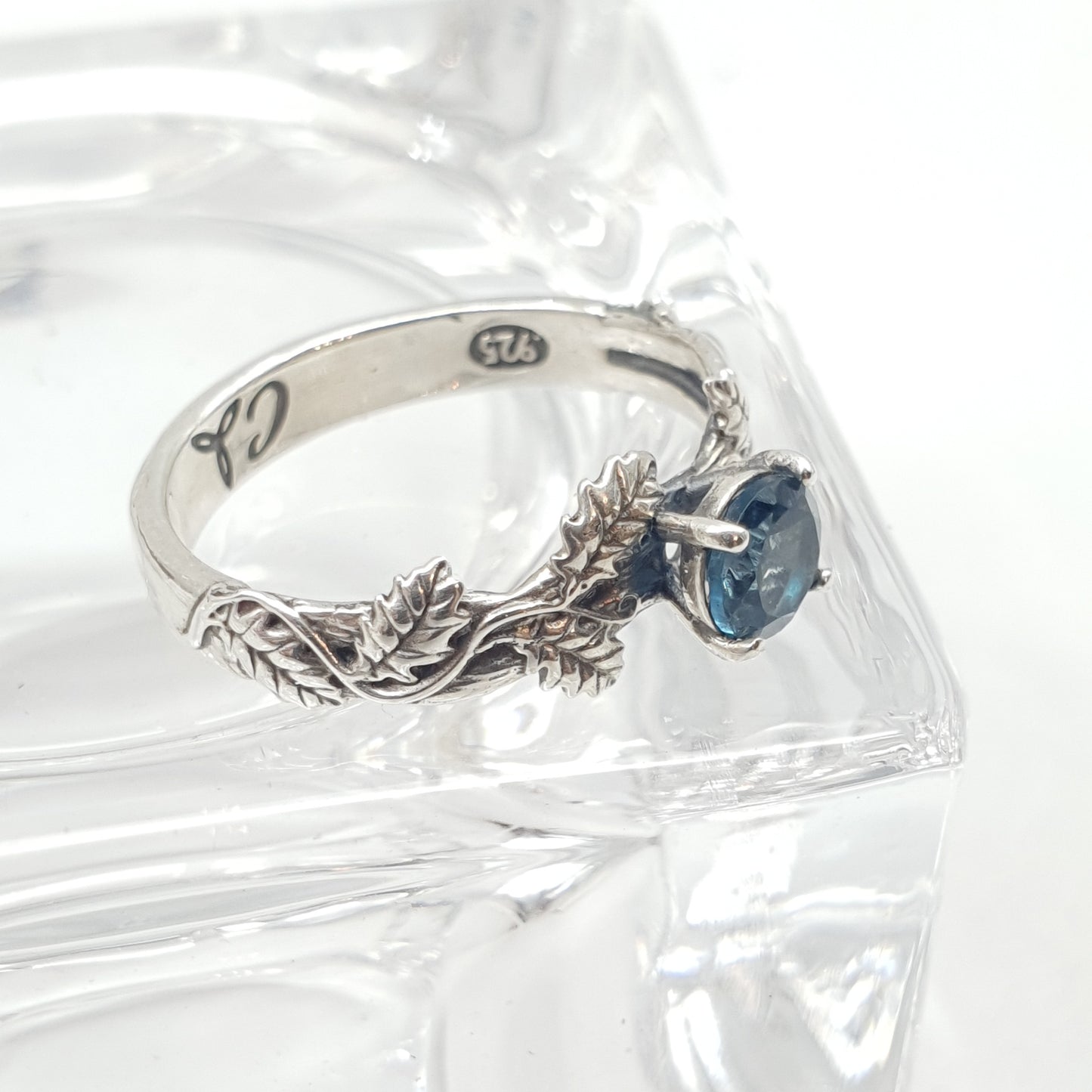 Fede in argento .925 con rametti e foglie di quercia, pietra topazio blue london.