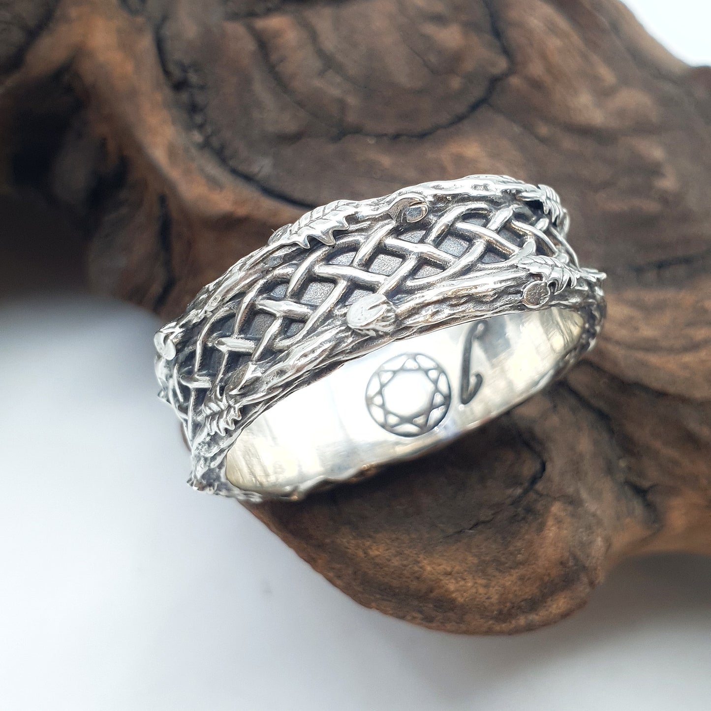 Fede in argento .925 con treccia celtica avvolta da rametti e foglie di quercia.