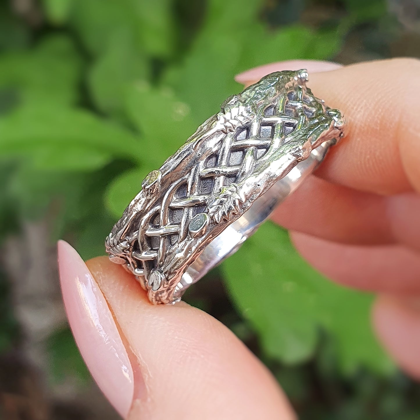 Fede in argento .925 con treccia celtica avvolta da rametti e foglie di quercia.