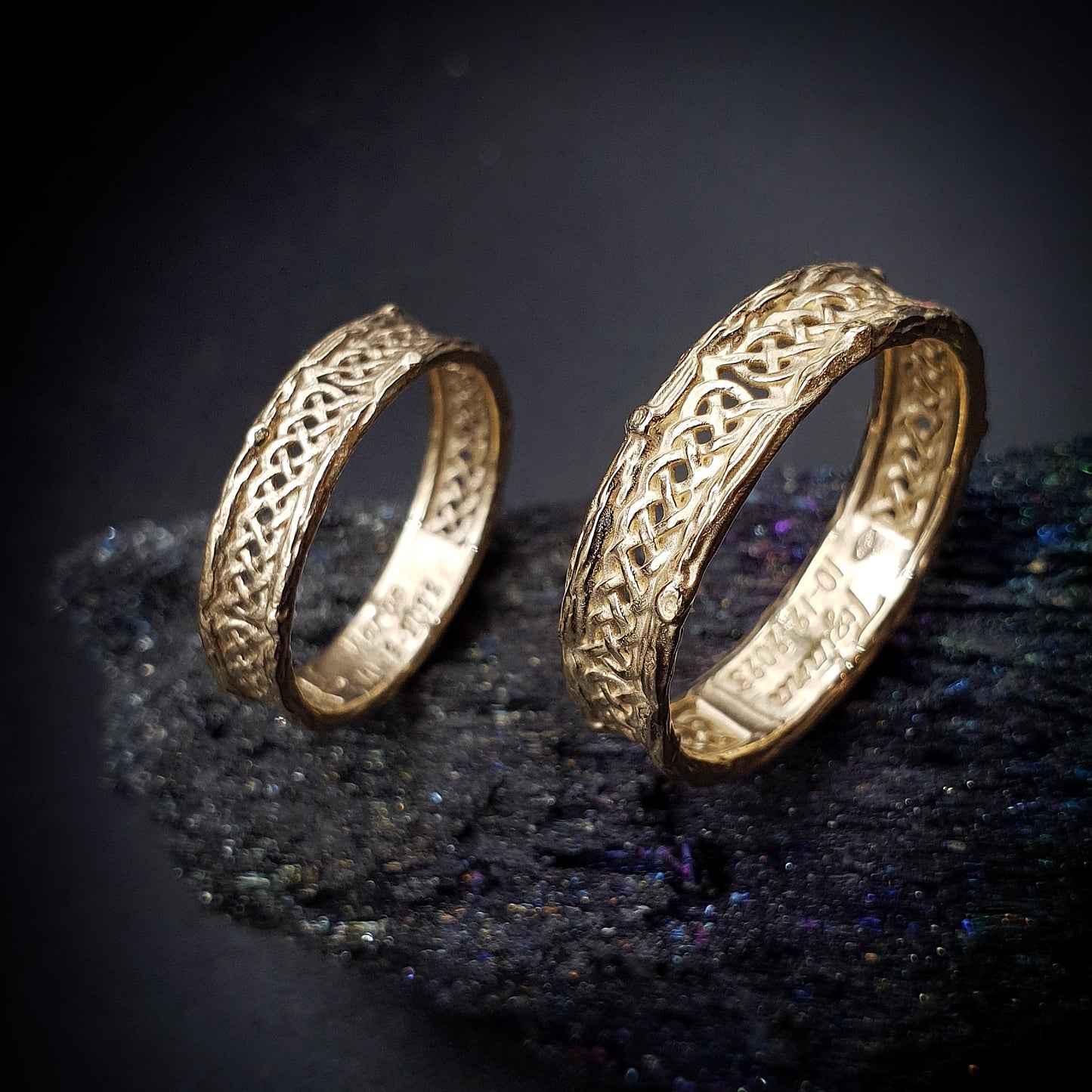 Fedi in oro 14kt con rametti esterni e treccia celtica centrale.
