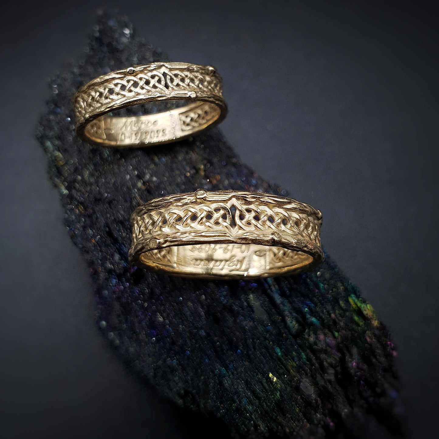 Fedi in oro 14kt con rametti esterni e treccia celtica centrale.