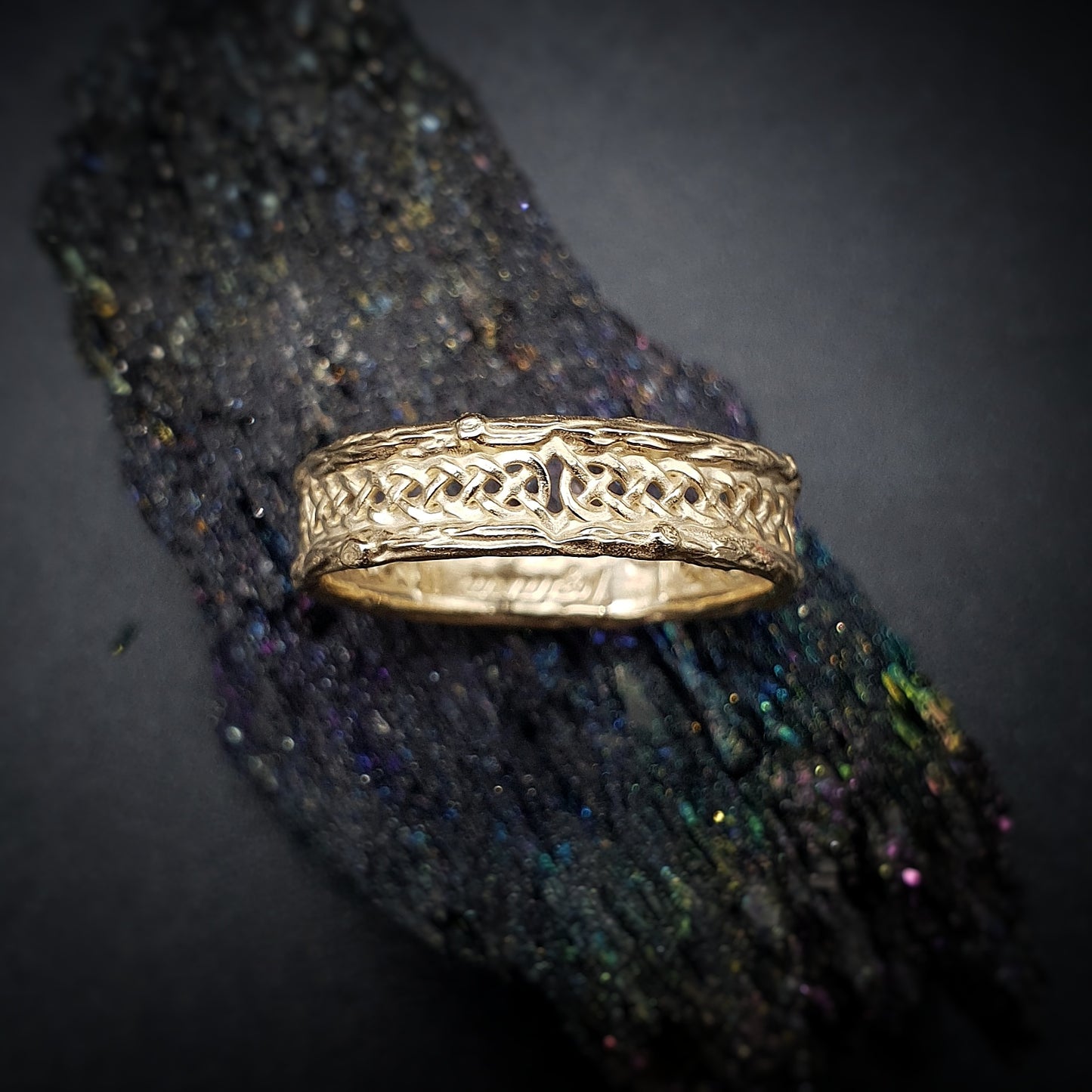 Fede in oro 14kt con rametti esterni e treccia celtica centrale.