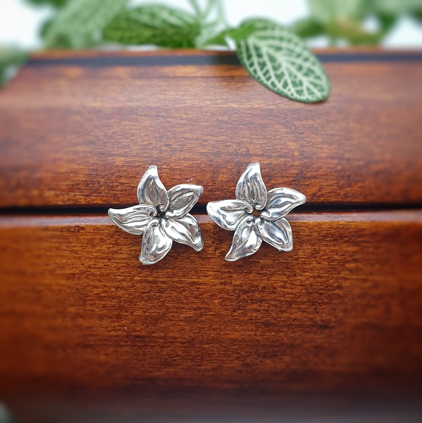 Coppia di orecchini a perno in argento 925, raffiguranti un fiore di gelsomino.