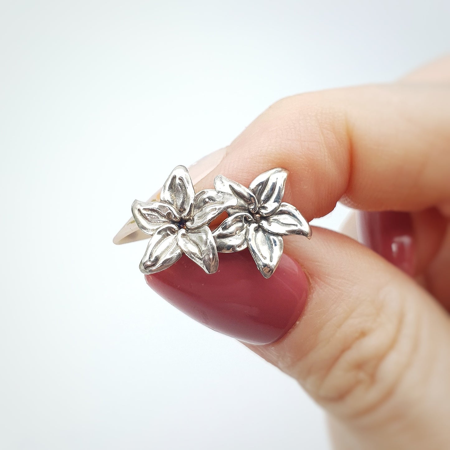 Coppia di orecchini a perno in argento 925, raffiguranti un fiore di gelsomino.