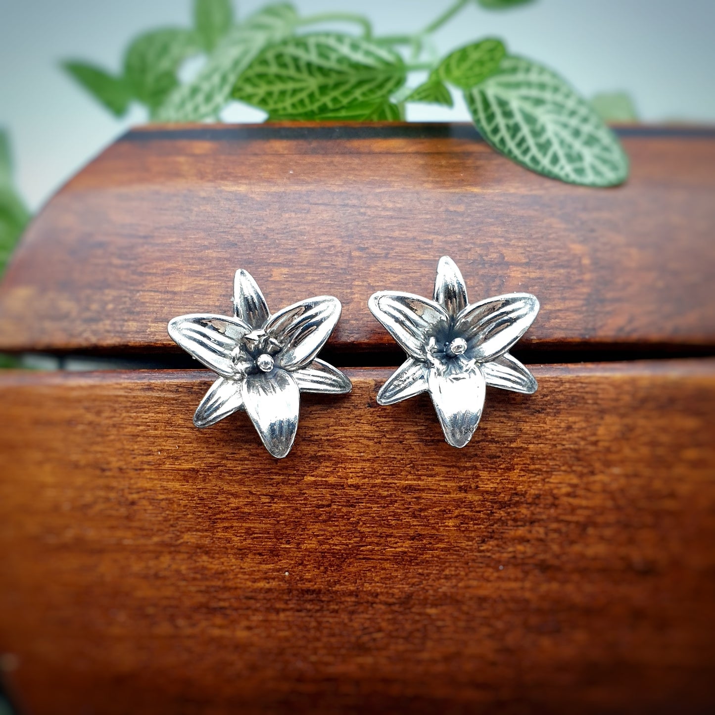 Coppia di orecchini a perno in argento 925, raffiguranti un fiore di giglio.