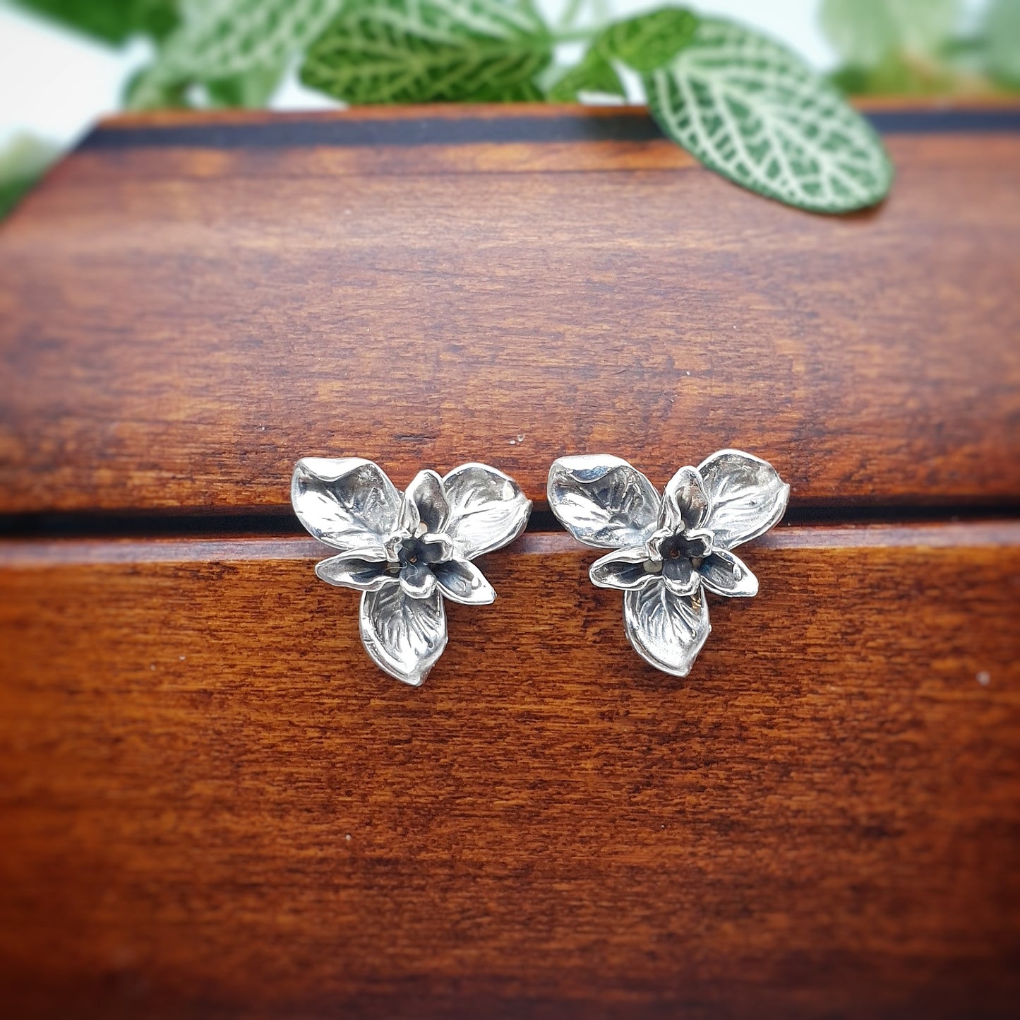 Coppia di orecchini a perno in argento 925, raffiguranti un fiore di iris.