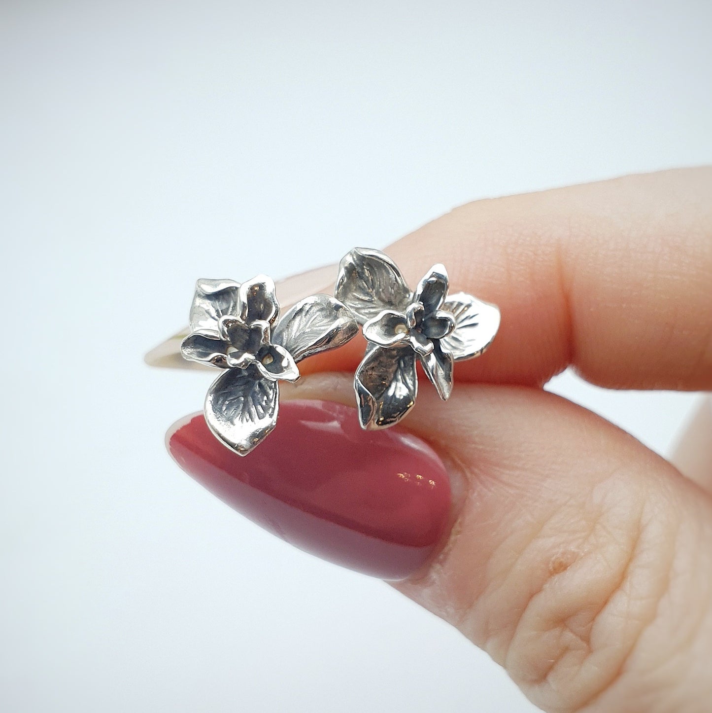 Coppia di orecchini a perno in argento 925, raffiguranti un fiore di iris.