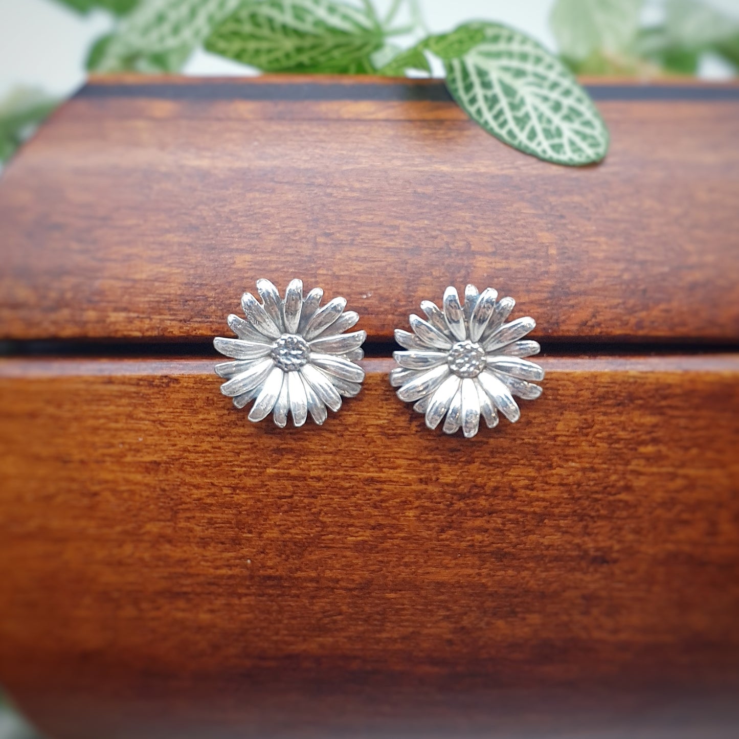 Coppia di orecchini a perno in argento 925, raffiguranti un fiore di margherita.