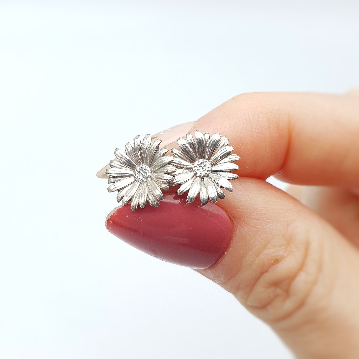 Coppia di orecchini a perno in argento 925, raffiguranti un fiore di margherita.