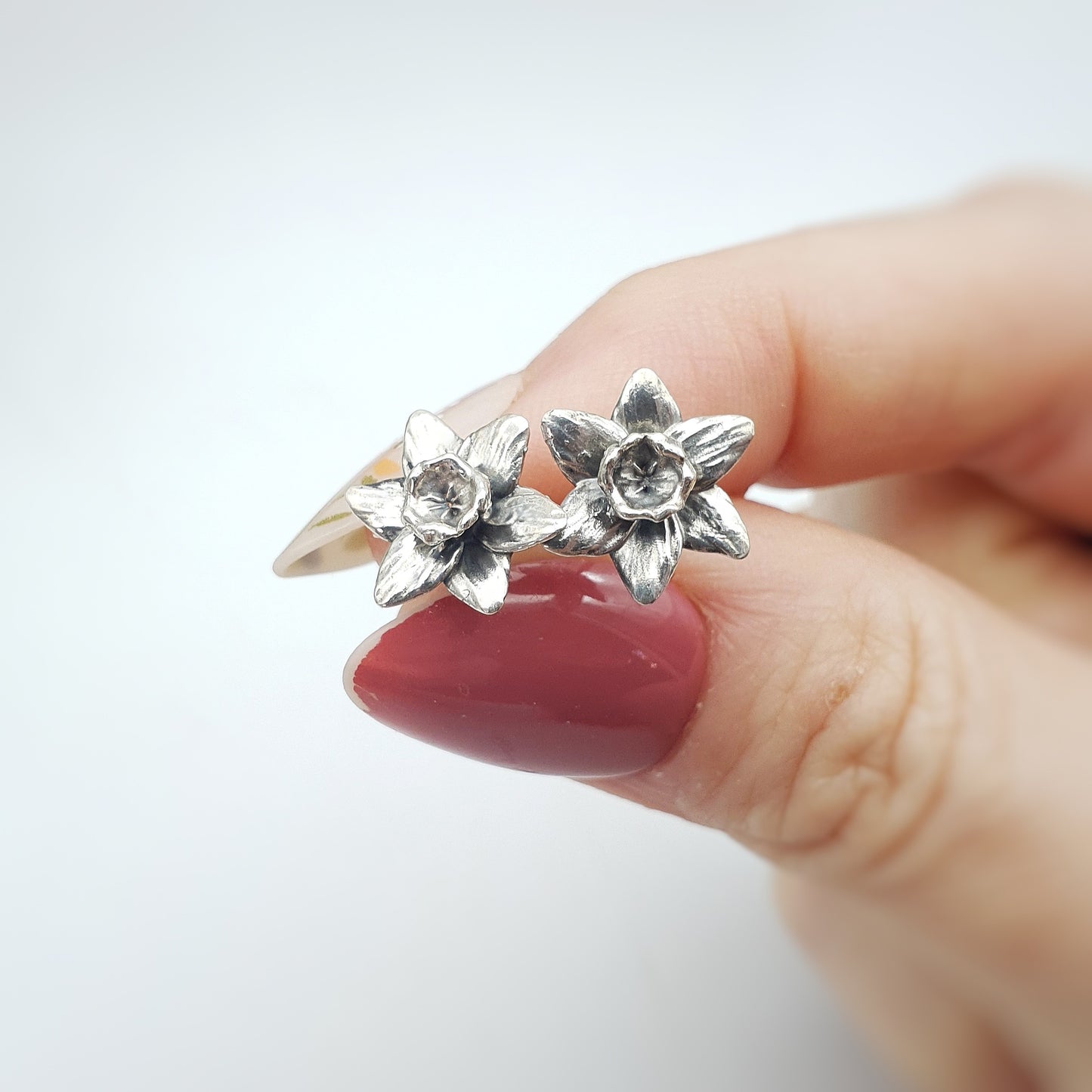 Coppia di orecchini a perno in argento 925, raffiguranti un fiore di narciso.
