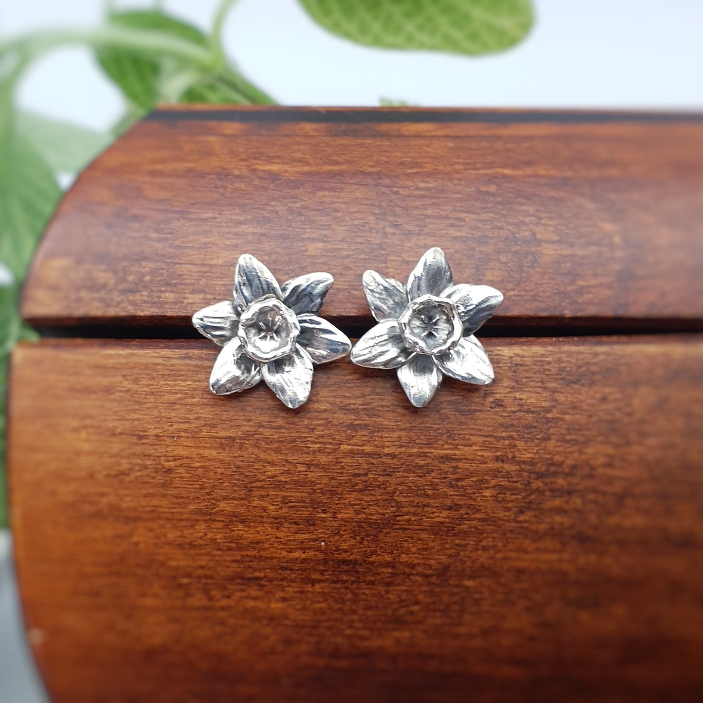 Coppia di orecchini a perno in argento 925, raffiguranti un fiore di narciso.
