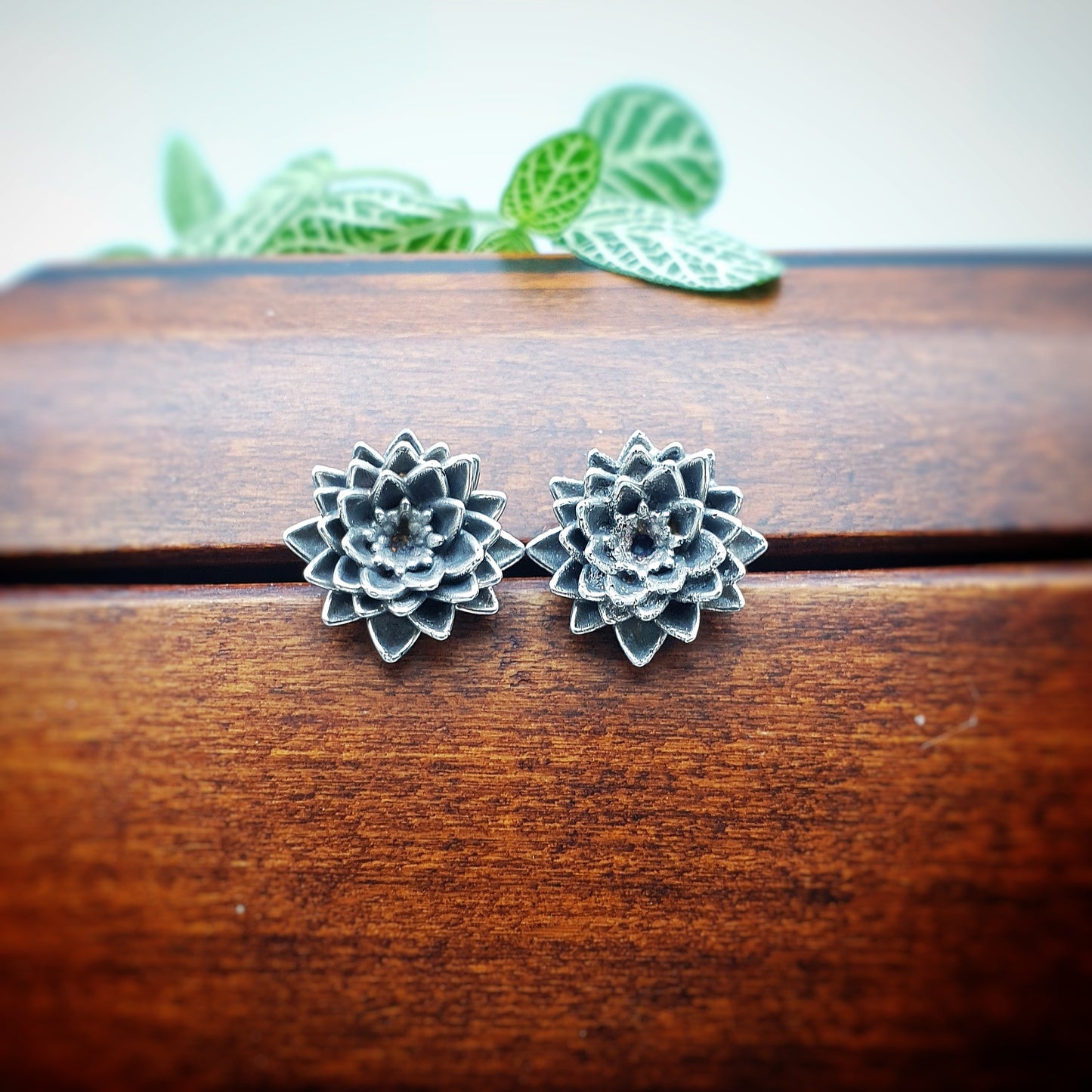 Coppia di orecchini a perno in argento 925, raffiguranti un fiore di ninfea.